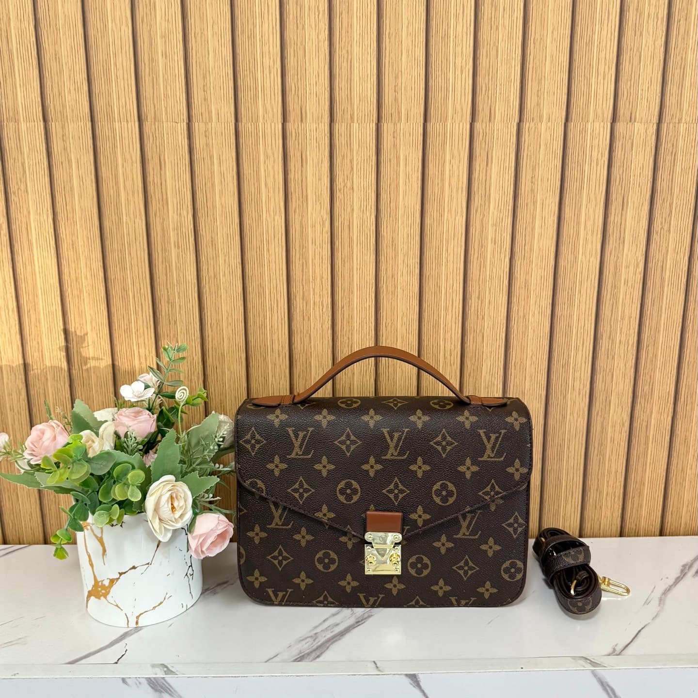 Sac bandoulière de luxe à motif monogramme, poignée supérieure, style décontracté, idéal pour le bureau et les voyages.