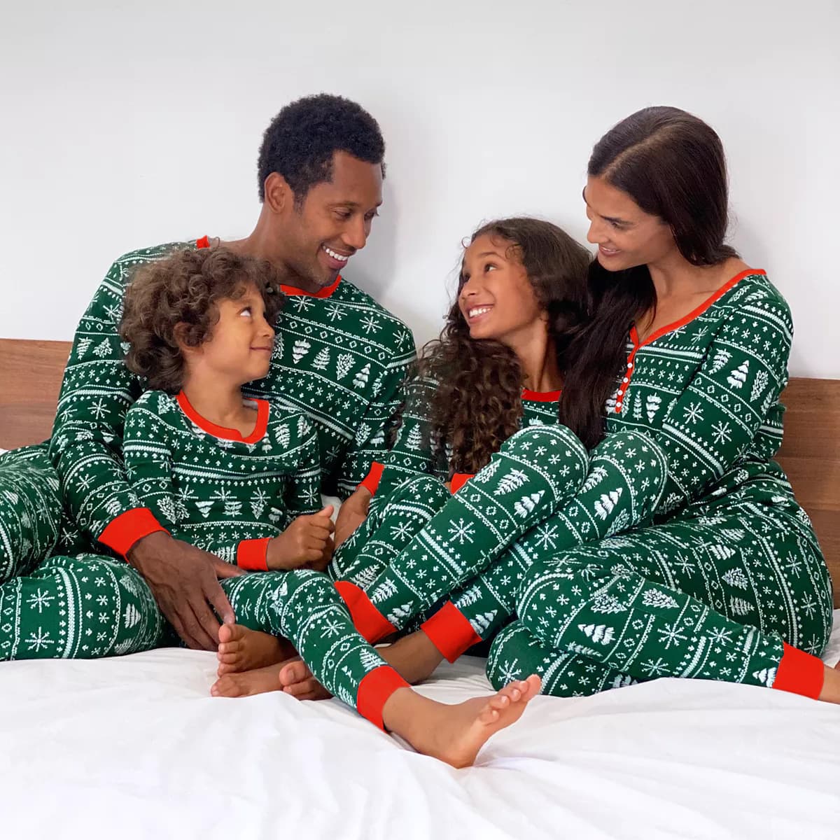 Mother & Kids Hot Selling Christmas Parent Child Outfit Christmas Tree Print Splicing Contrast Color Home Clothes Pajamas Set