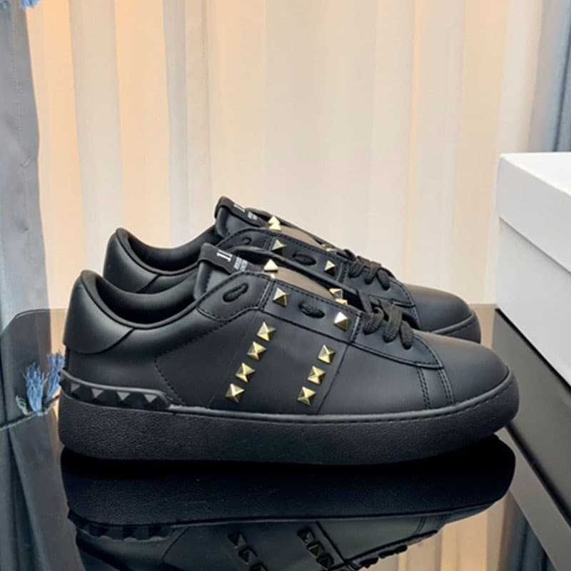 2024 Nouvelles chaussures de sport décontractées V-Home avec rivets, chaussures blanches en cuir véritable, planche de couple à la mode et tendan