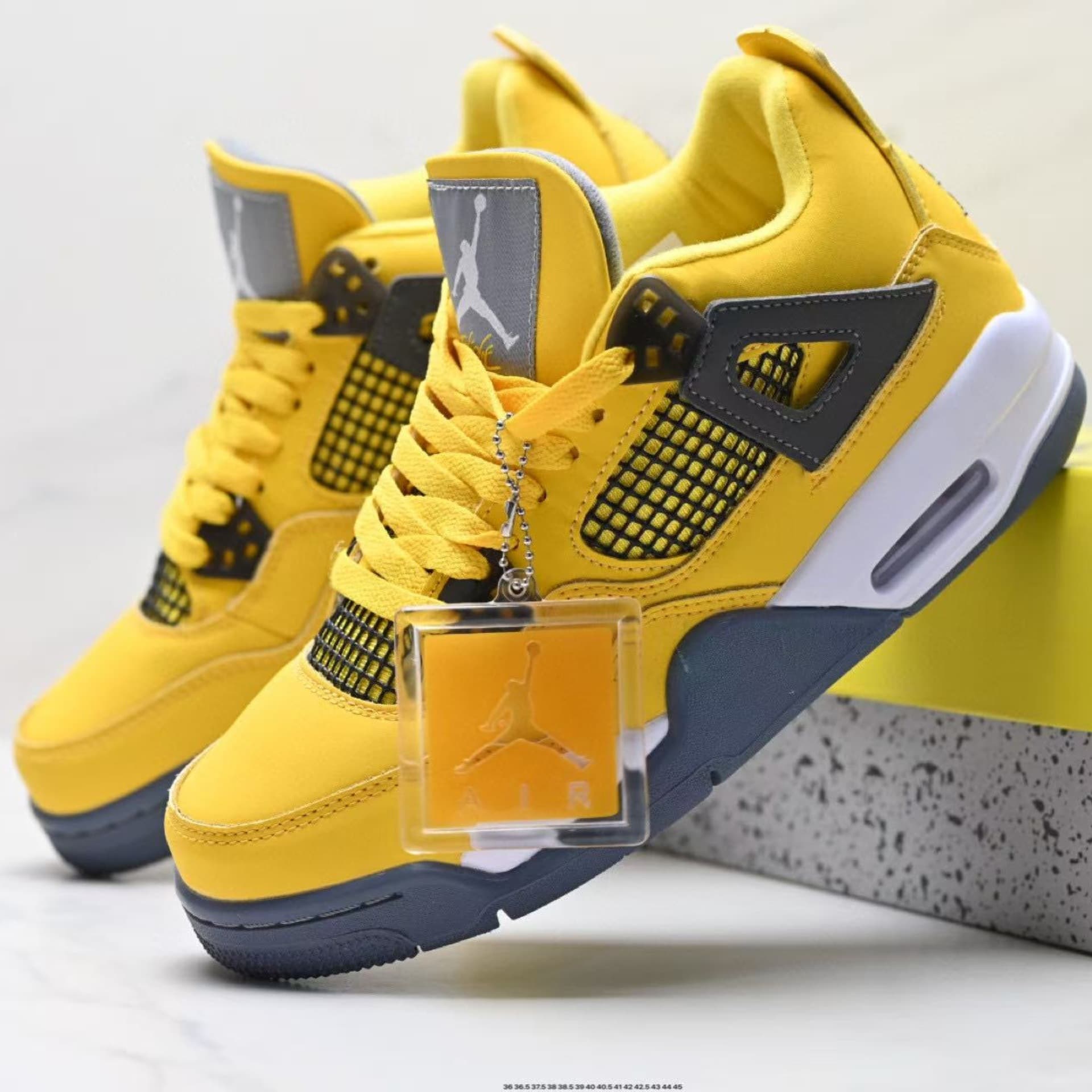 Baskets de basketball pratiques disponibles en blanc, vert, noir, jaune, rouge, bleu, modèles classiques Thunder Lightning, Jordan 4 montantes