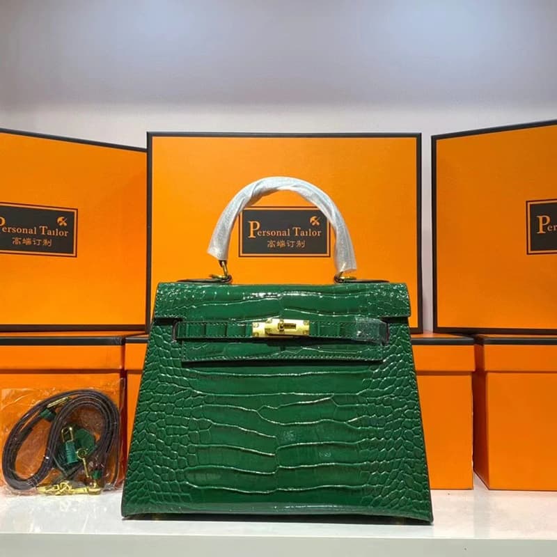 Sac à main Mini Kelly de deuxième génération en cuir véritable à motif crocodile pour femme (collection 2026), porté épaule.
