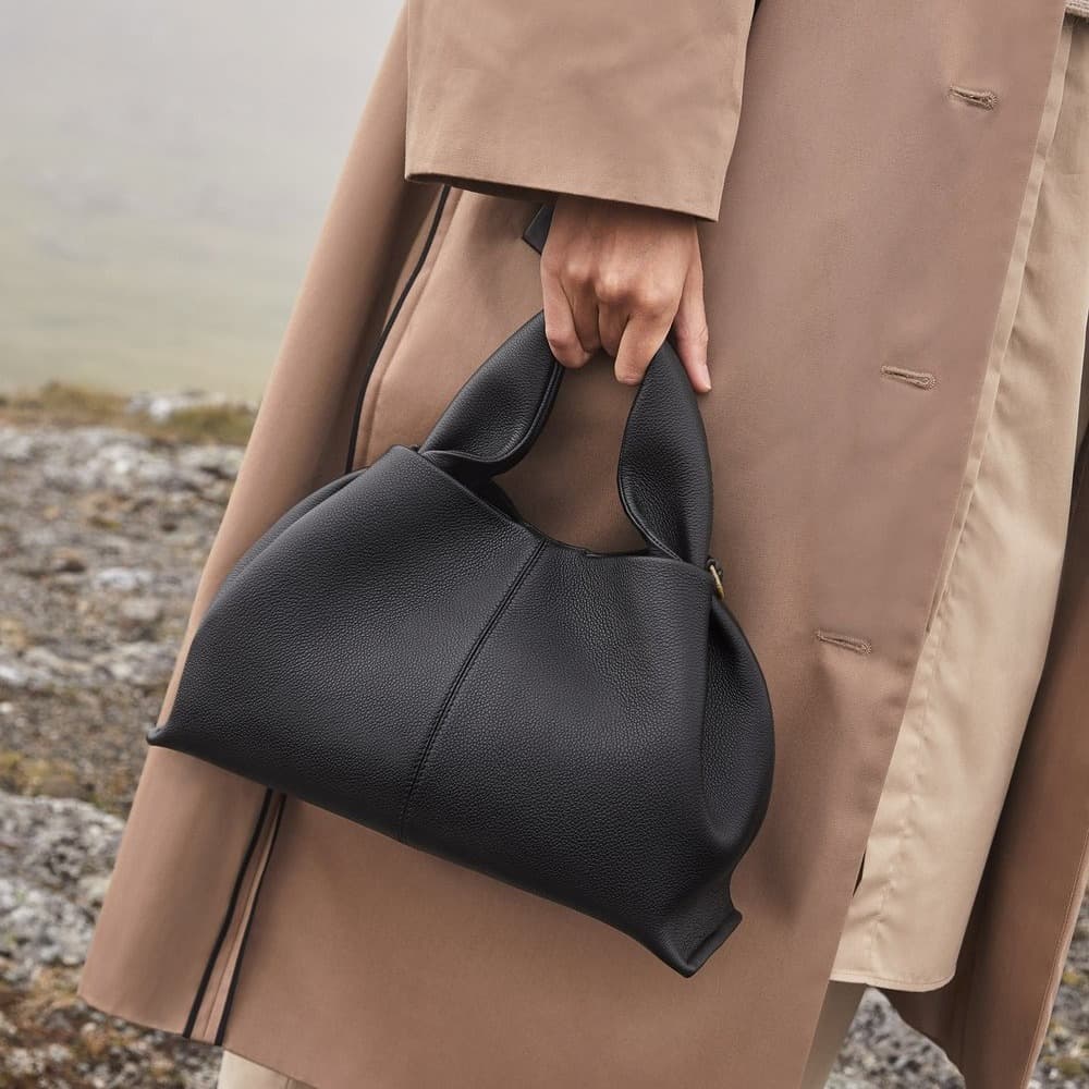 Sac à main bandoulière texturé style français, collection 2024, tendance « Cloud Dumpling » pour femmes.