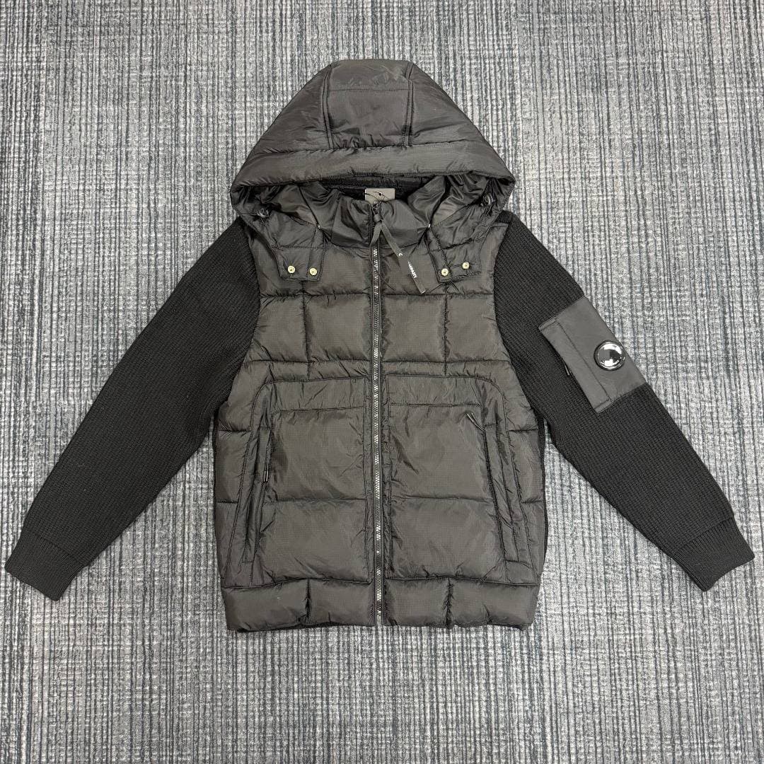 Veste matelassée à capuche et manches en maille hybride pour homme C.PP Company, avec logo rond et fermeture éclair. Manteau léger rembourré.