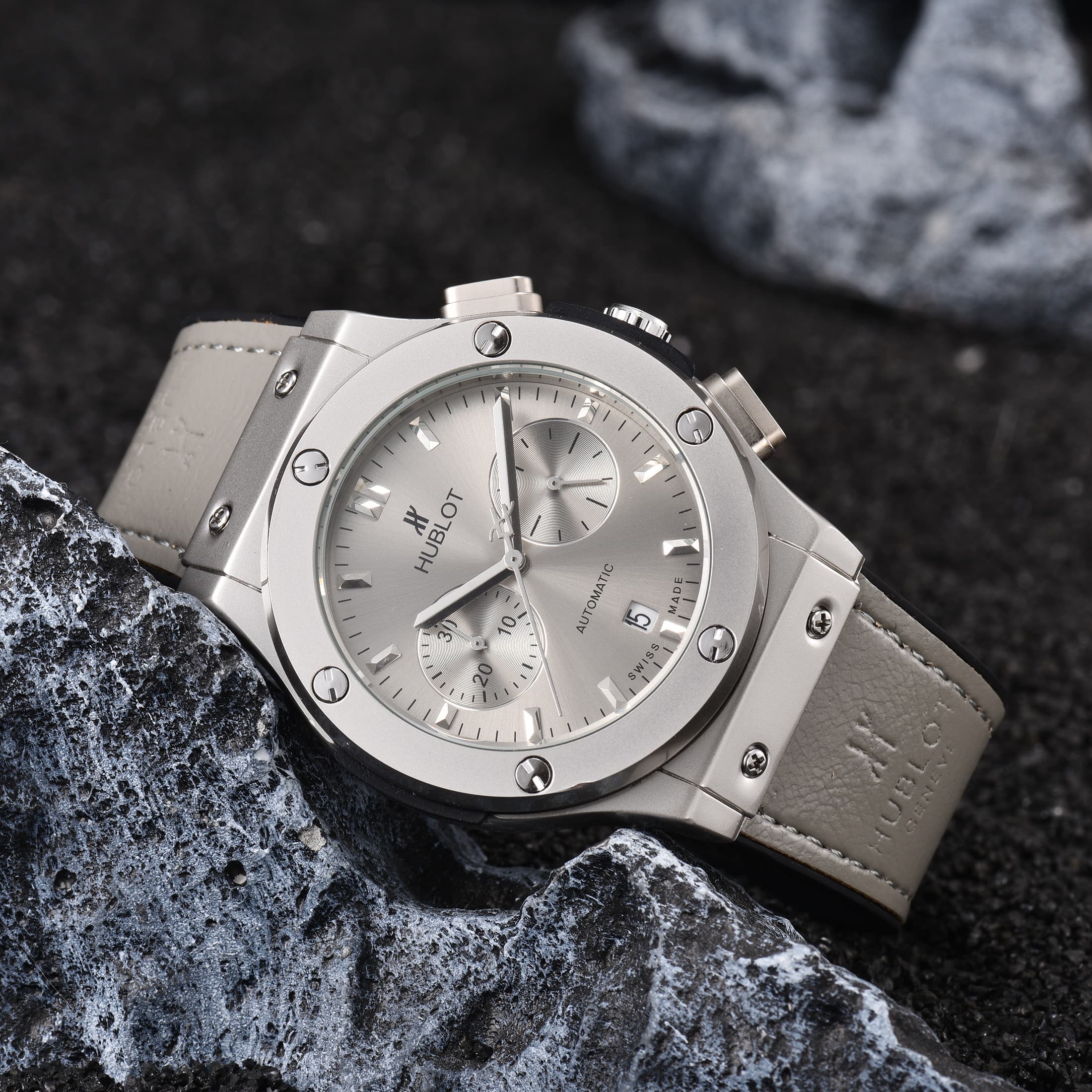 Montre homme à quartz, un best-seller, tendance et sportive, précise même en marchant.