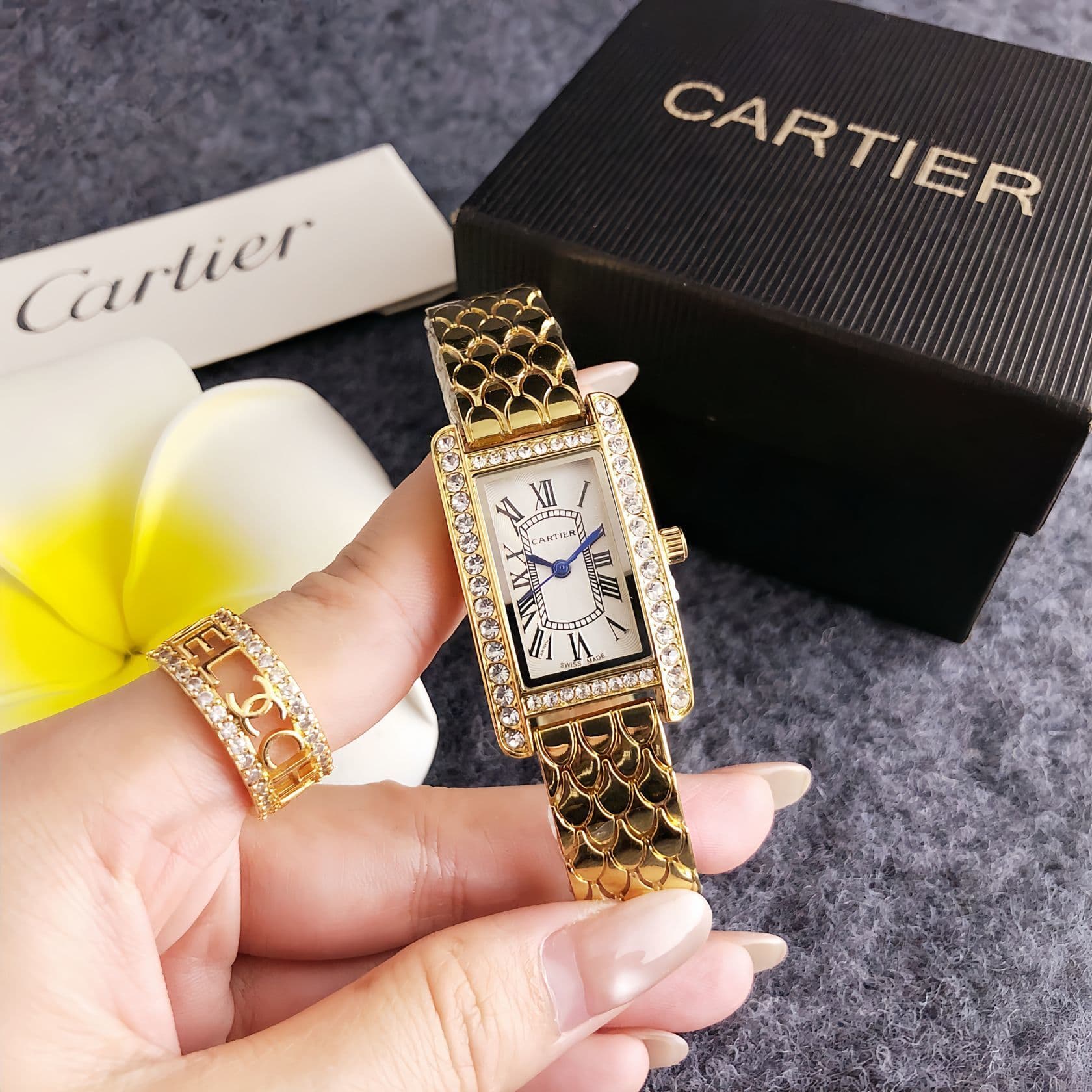 Montre de mode haut de gamme pour femme, avec cadran rectangulaire serti de diamants et bracelet élégant.