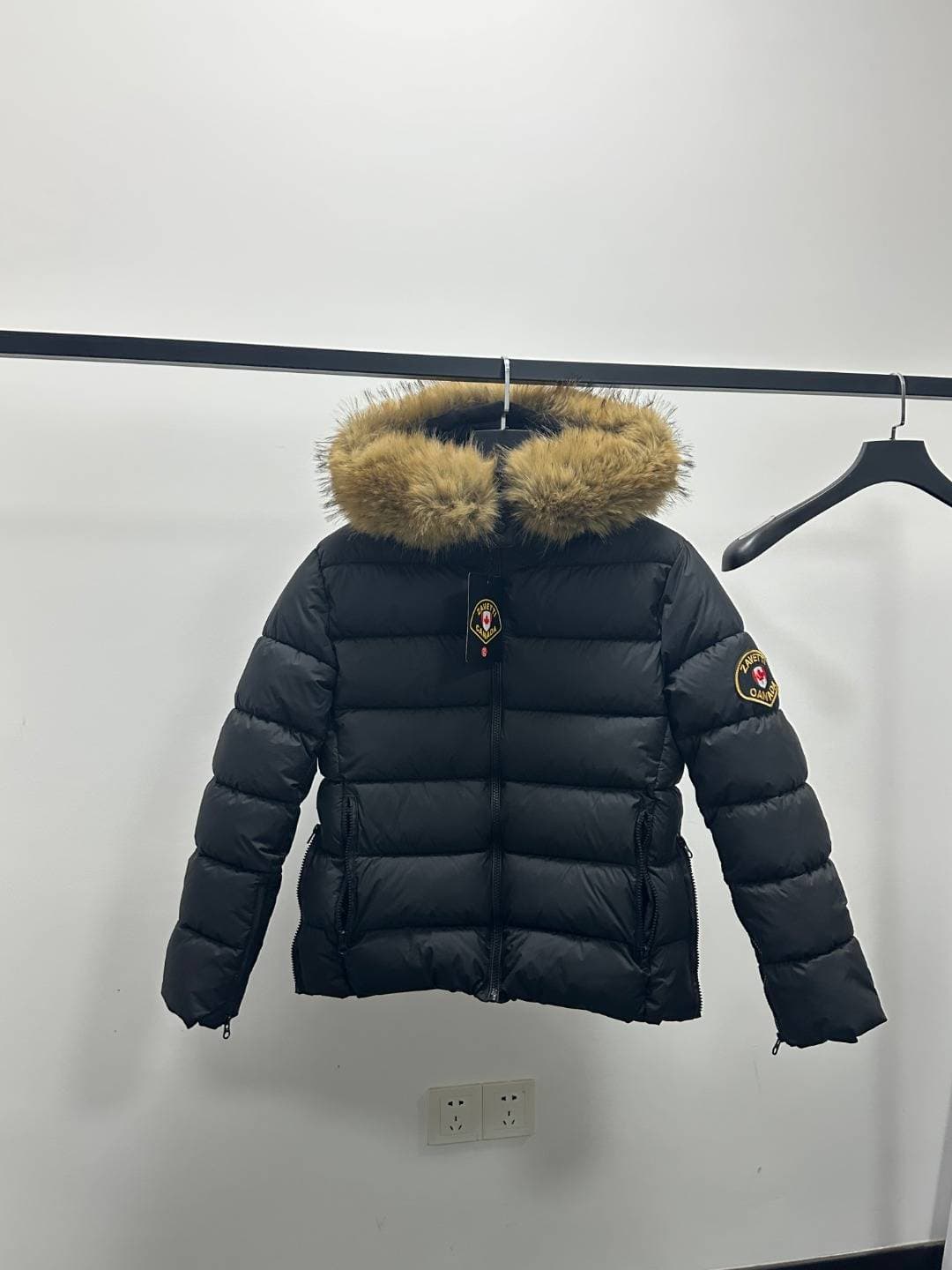 Doudoune à capuche pour femme avec bordure en fourrure ZANETTI CANADA, insigne de manche, manteau d'hiver chaud à fermeture éclair intégrale