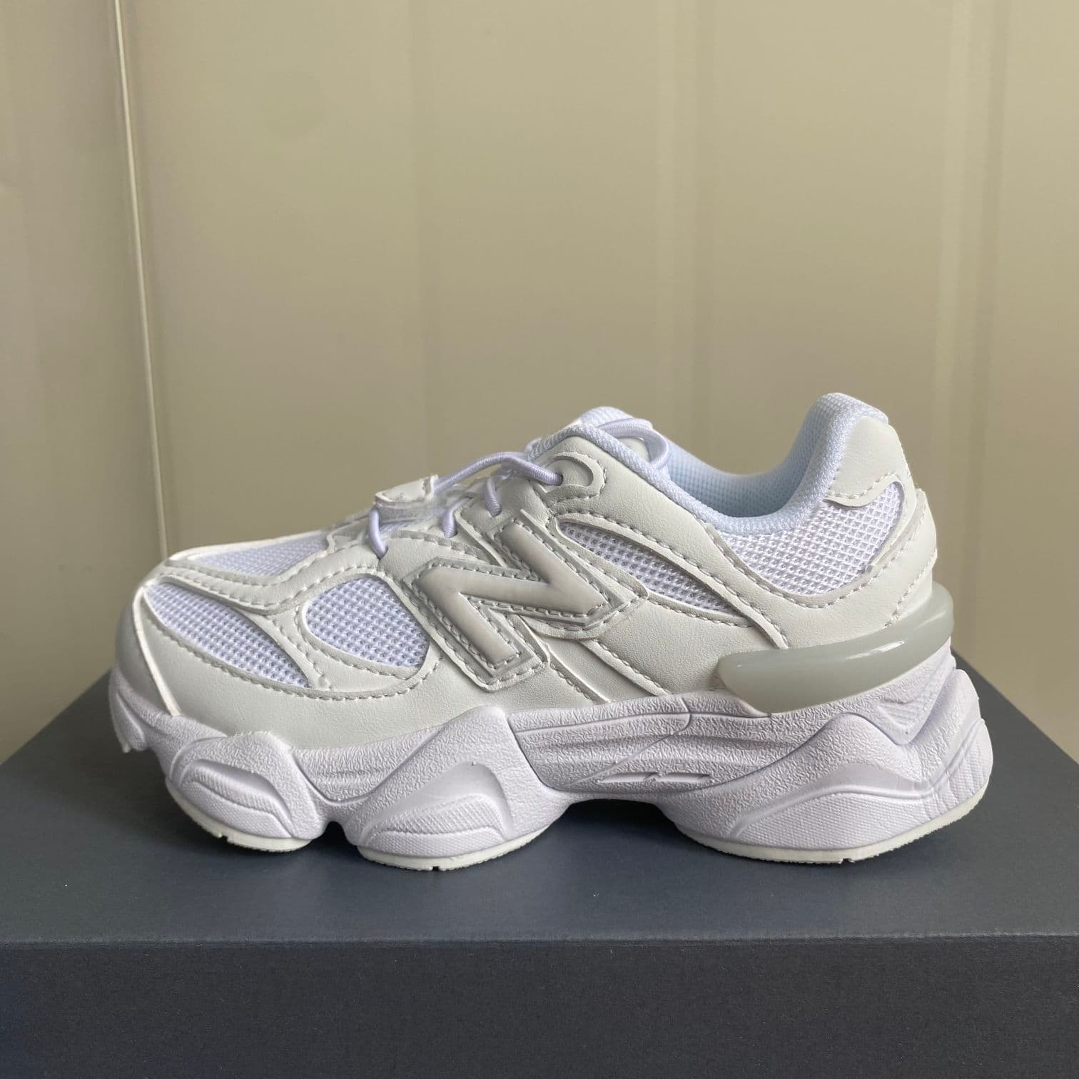 Baskets tendance pour enfants avec lettre N, style décontracté, multicolores, en maille.