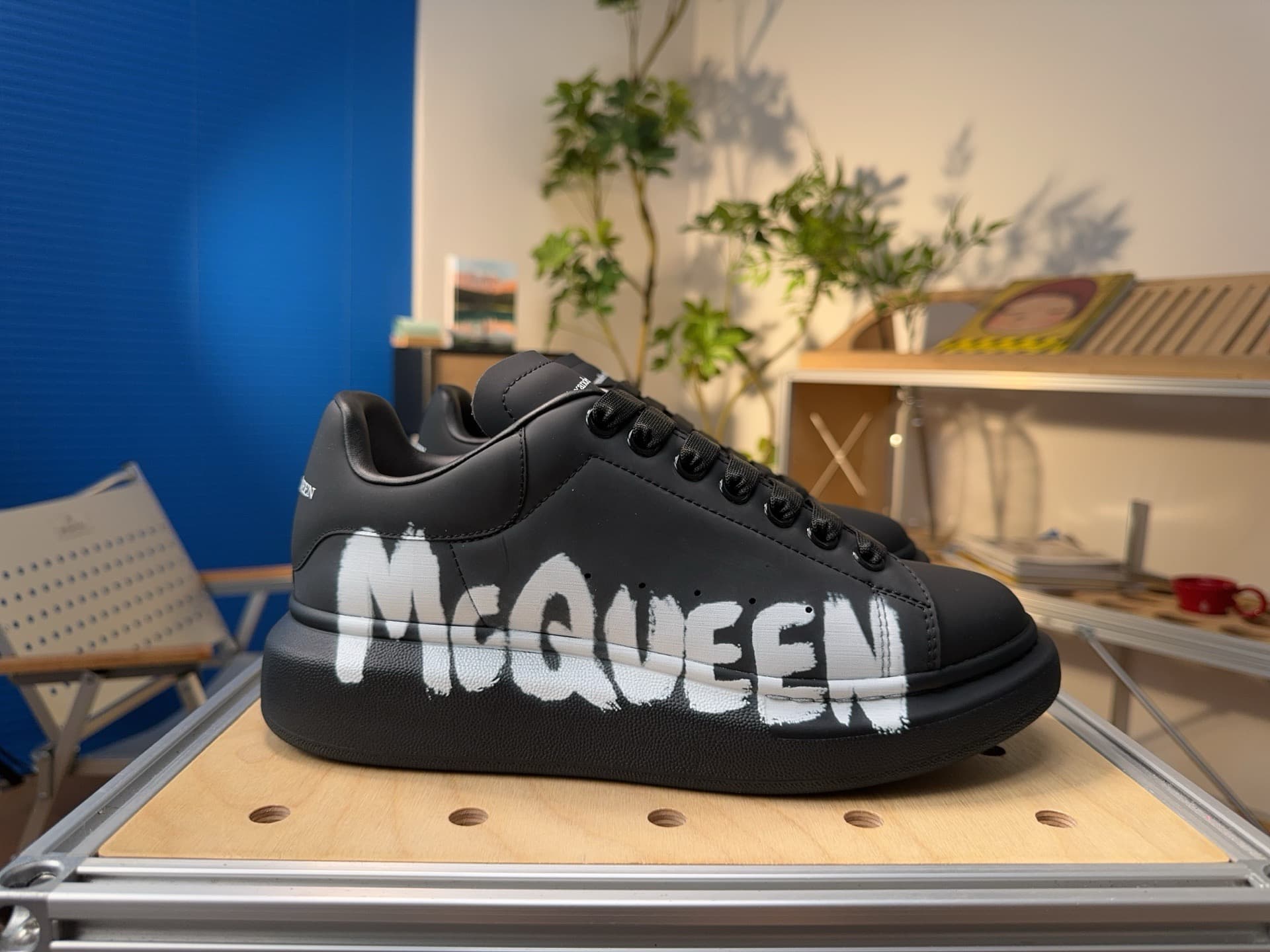 Baskets blanches polyvalentes et élégantes, style McQueen, inscriptions graffiti, rehausseurs de hauteur, idéales pour les couples.
