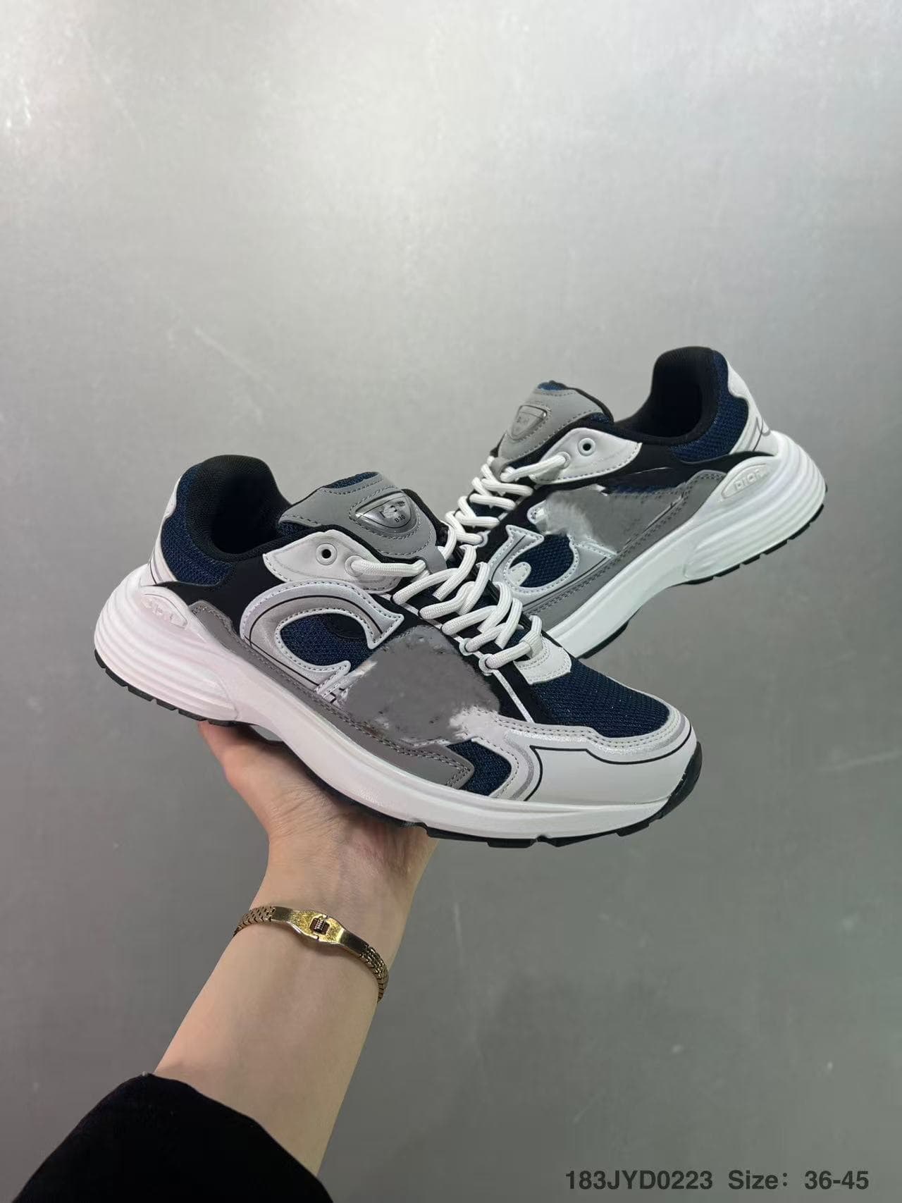 Chaussures de sport basses décontractées à lacets, semelle épaisse et tissu mesh B30, pour hommes et femmes, style « dad shoes ».