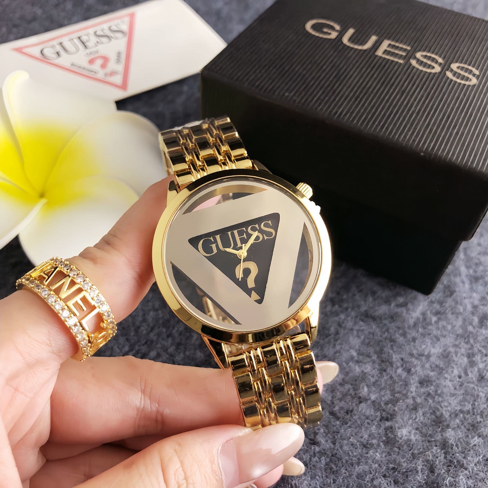 Montre homme élégante à bracelet en acier : Montre polyvalente avec cadran triangulaire