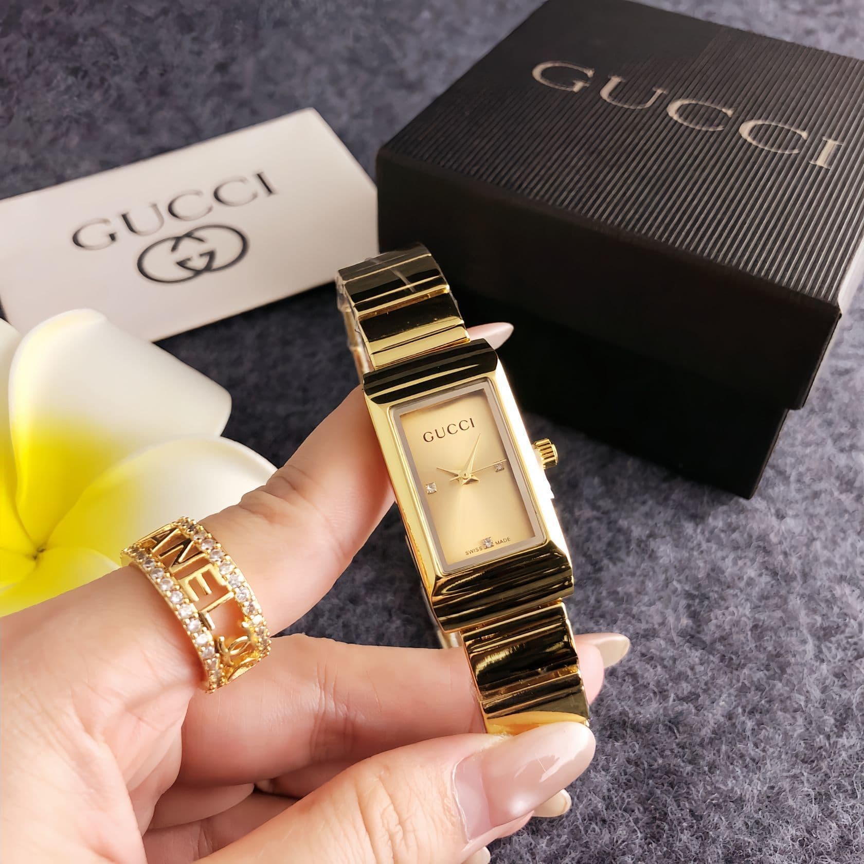 Montre de luxe tendance et abordable pour femme, avec un cadran rectangulaire unique.