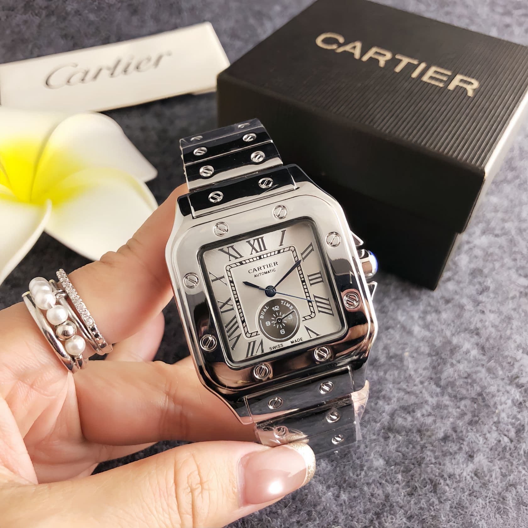 Montre homme haut de gamme à bracelet en acier et cadran carré
