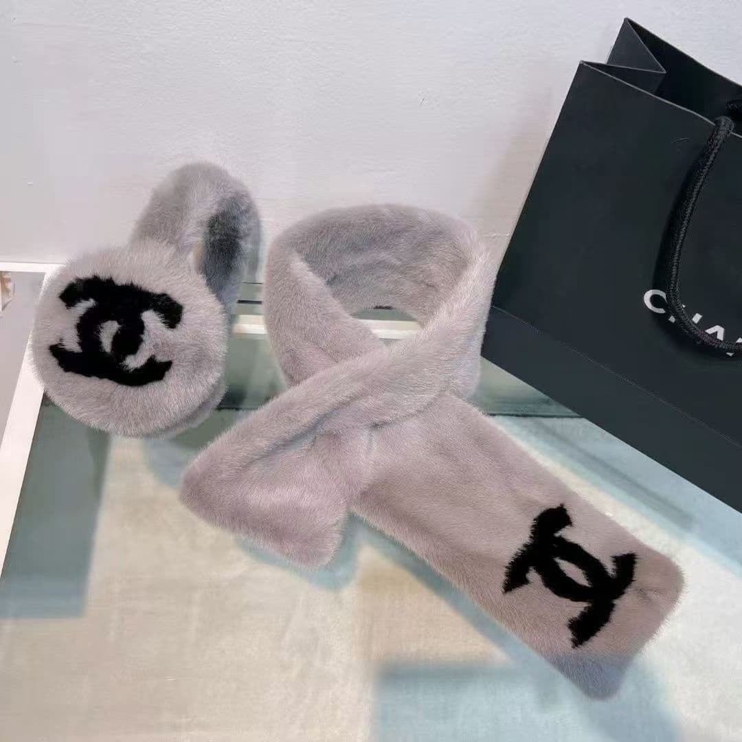 Cache-oreilles/couvre-bras en fourrure de lapin doublée du logo Double C. Un indispensable pour rester au chaud en hiver. Vente directe d'usine.