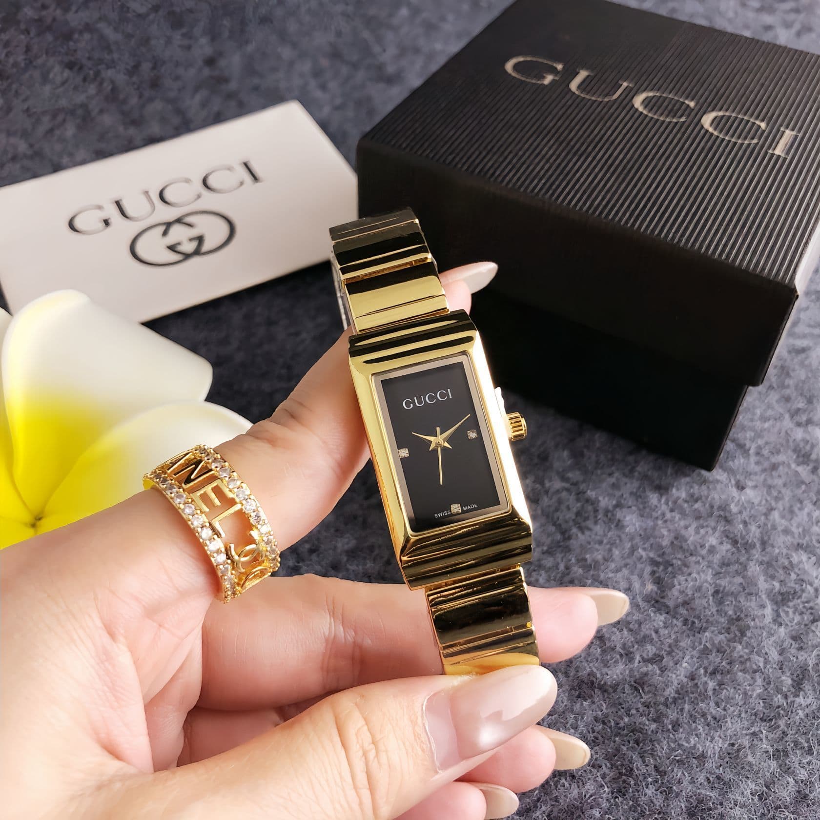 Montre de luxe tendance et abordable pour femme, avec un cadran rectangulaire unique.