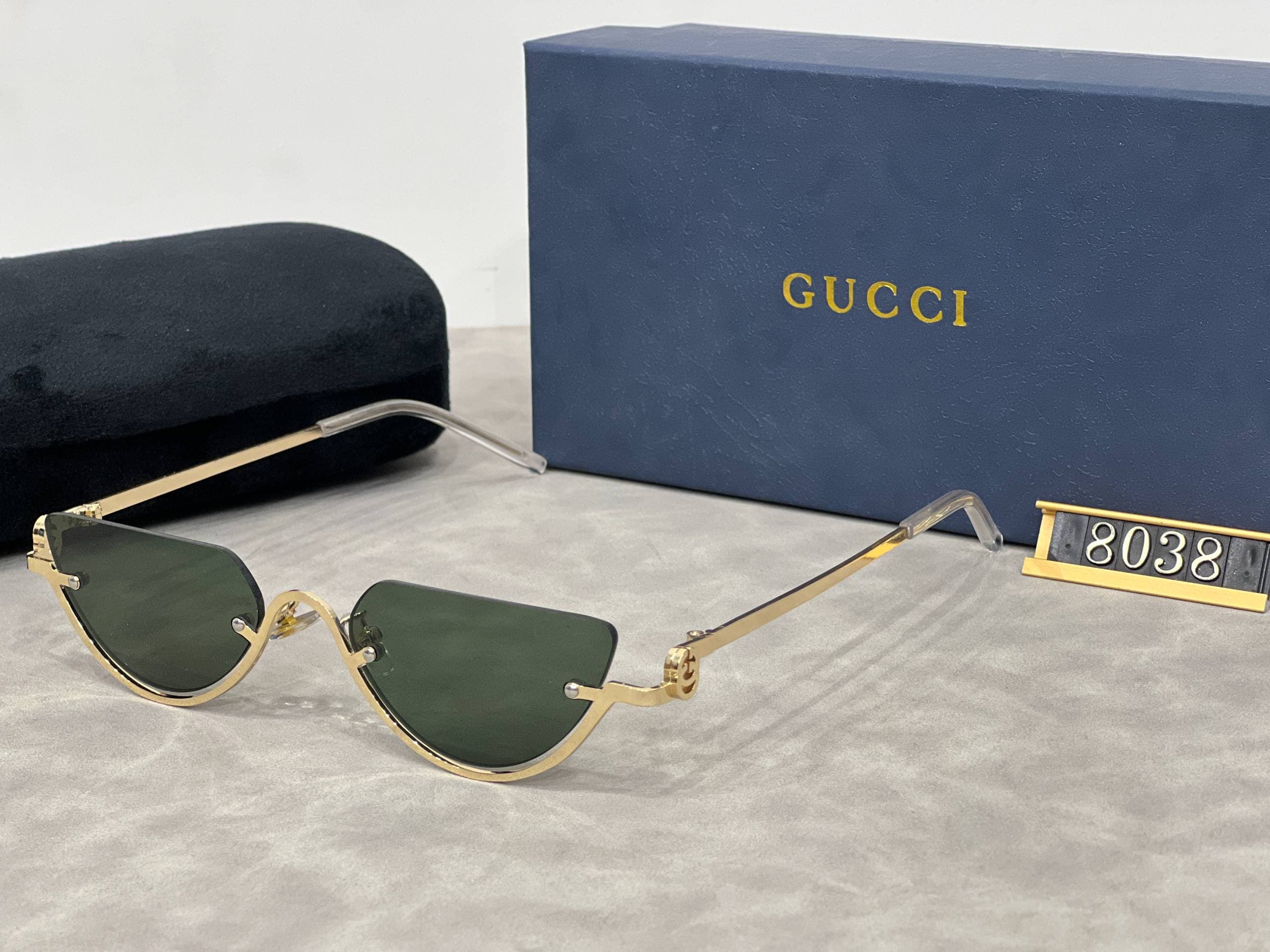 Lunettes de soleil œil de chat à monture basse, style rétro métallisé tendance 2026, pour une touche d'élégance.