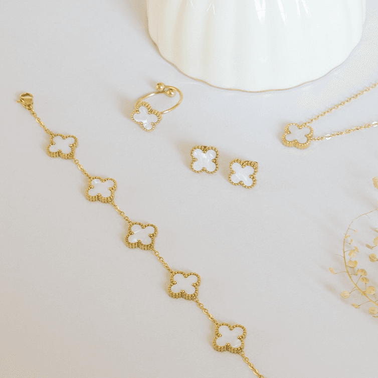 Ensemble de quatre boucles d'oreilles et collier en forme de trèfle à quatre feuilles, élégant et porte-bonheur, chaîne de clavicule dorée
