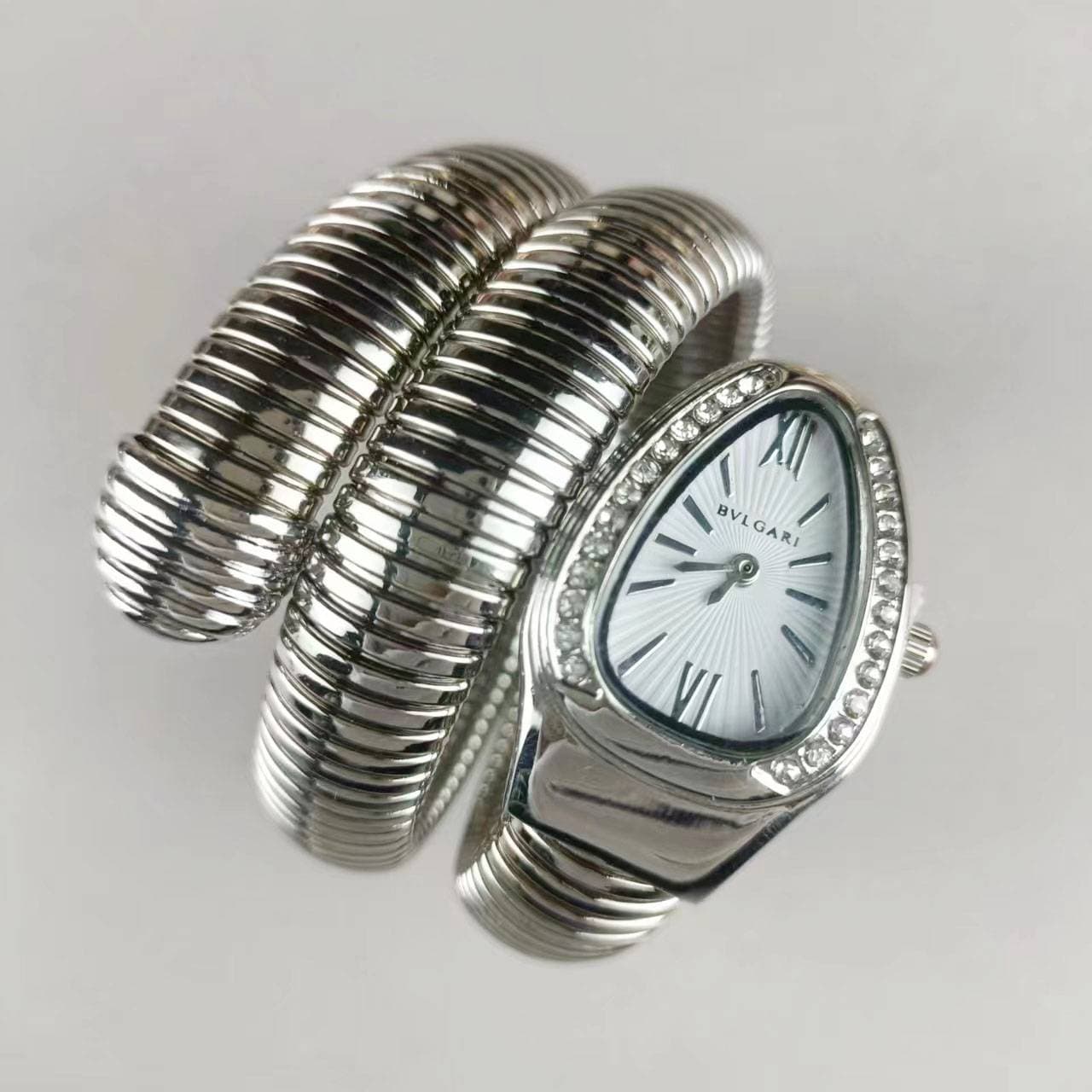 La montre créative et exquise en forme de serpent n'est pas seulement un accessoire de mode accrocheur, mais aussi un puissant assistant de vie.