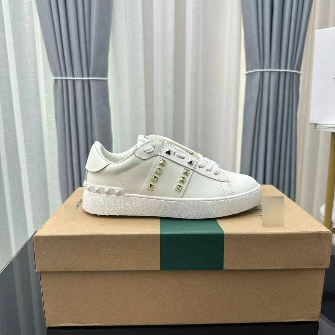 Chaussures plates blanches en cuir Warren pour couple, collection Four Seasons 2025, style planche à roulettes, rivets, style décontracté de luxe