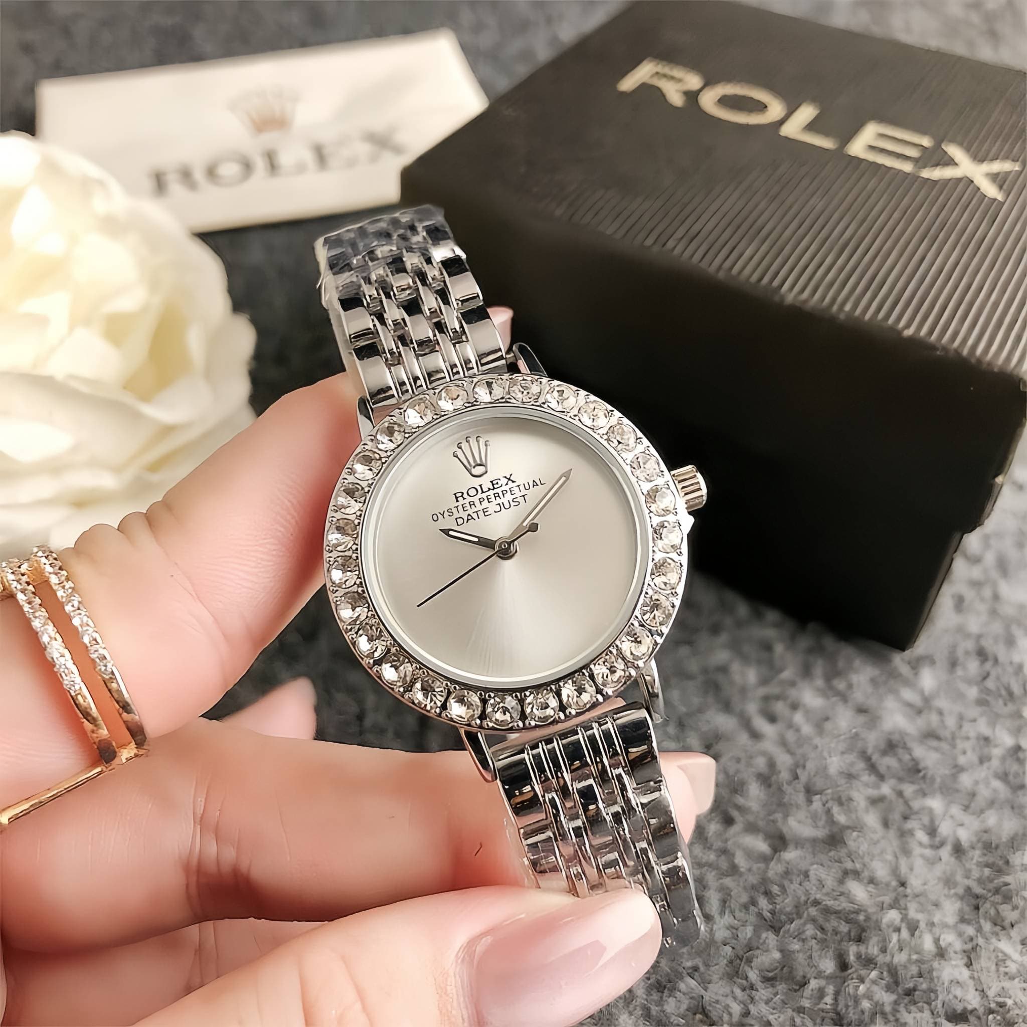 Petite montre femme délicate avec diamants cadran vert montre de marque