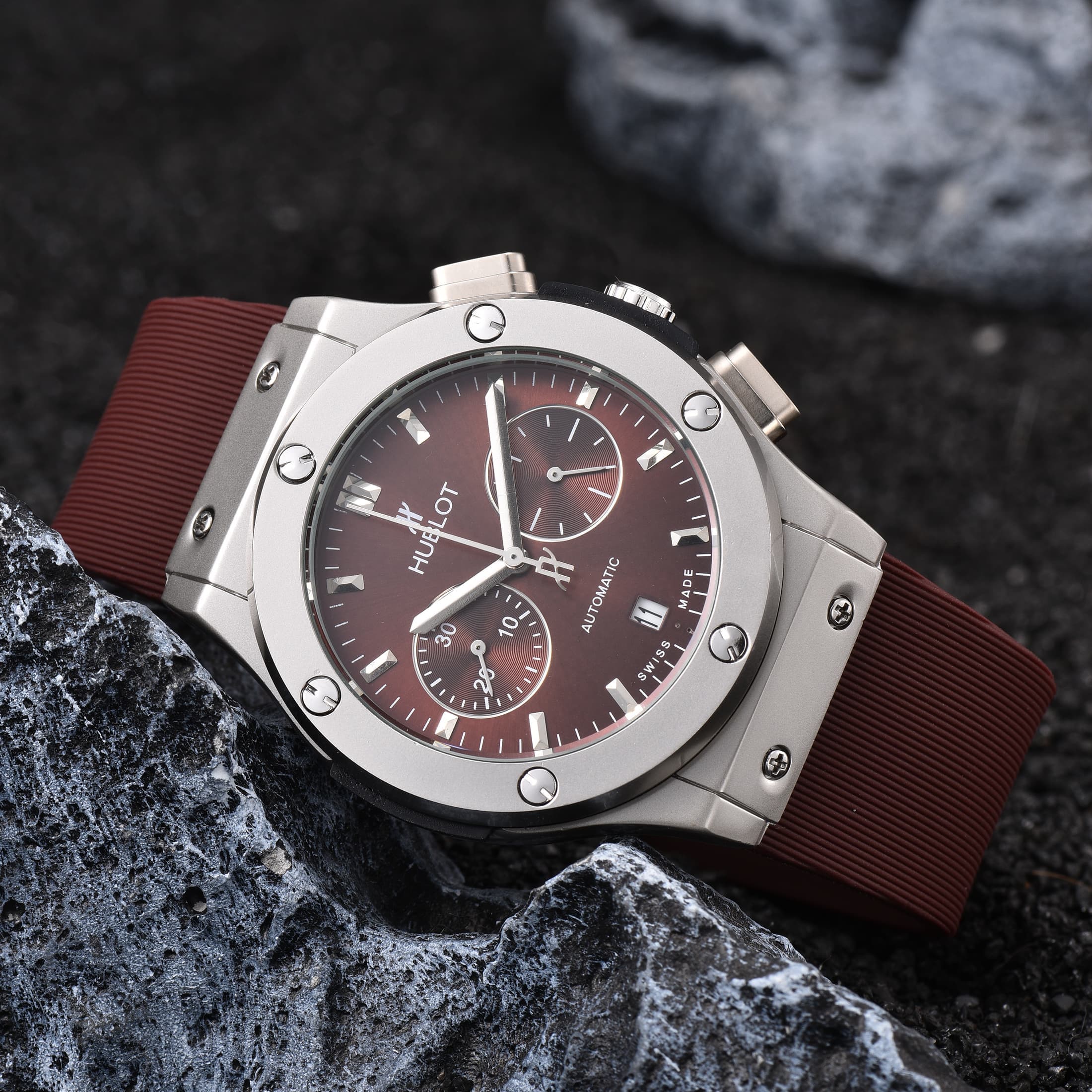 Montre homme à quartz, un best-seller, tendance et sportive, précise même en marchant.