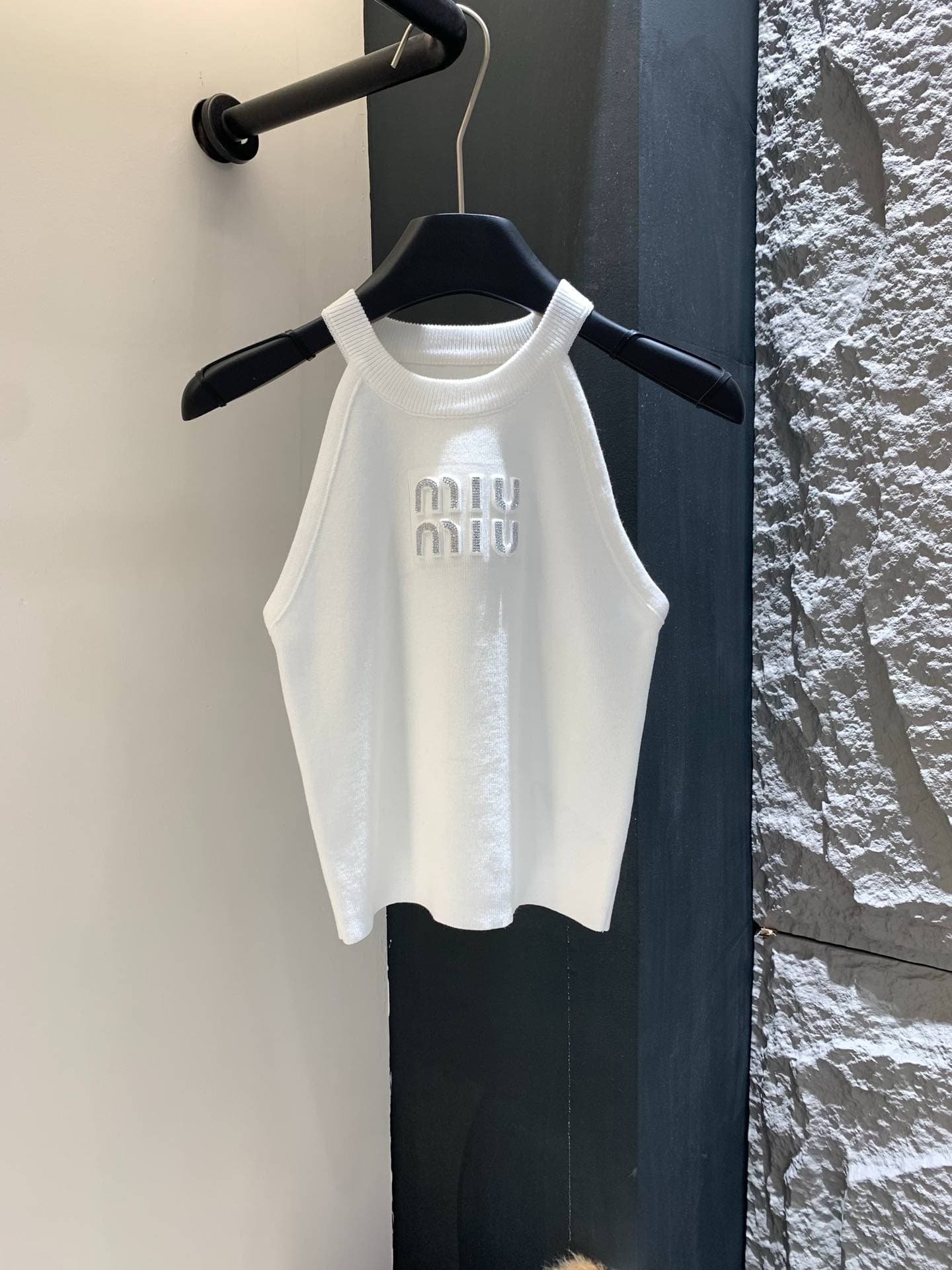 Gilet sans manches à bretelles en maille losanges, style sexy et polyvalent, collection été 2026.