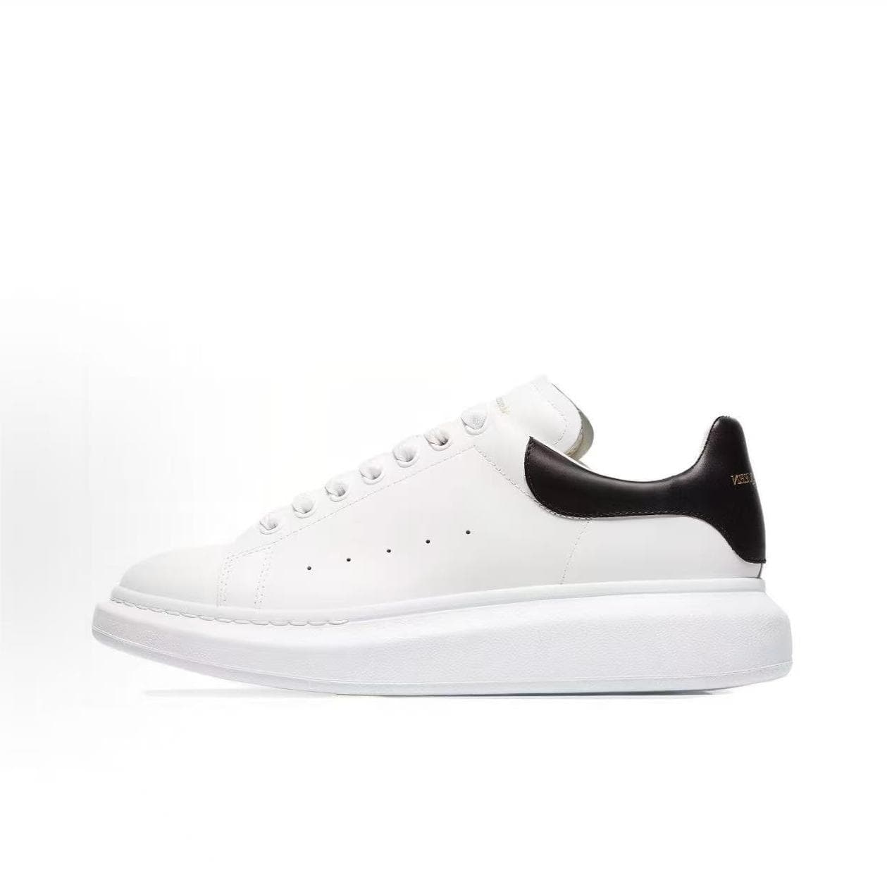 Baskets en cuir premium blanc et noir à bout rond, chaussures décontractées élégantes avec rehausseur de 5 cm pour la marche en extérieur