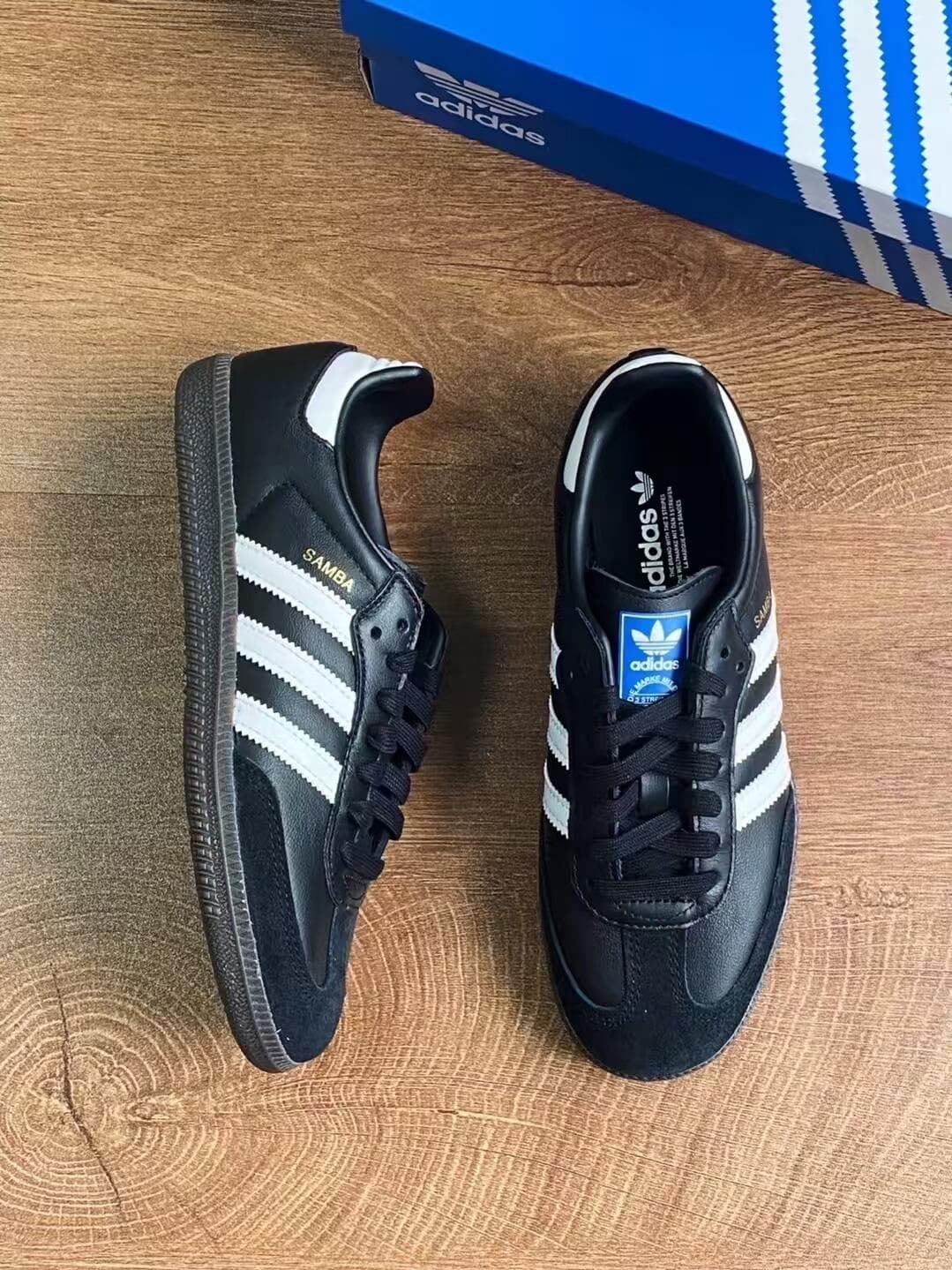Baskets rétro unisexes Adias Originals Samba OG, chaussures à lacets en cuir blanc et noir, style streetwear classique avec semelle extérieure en