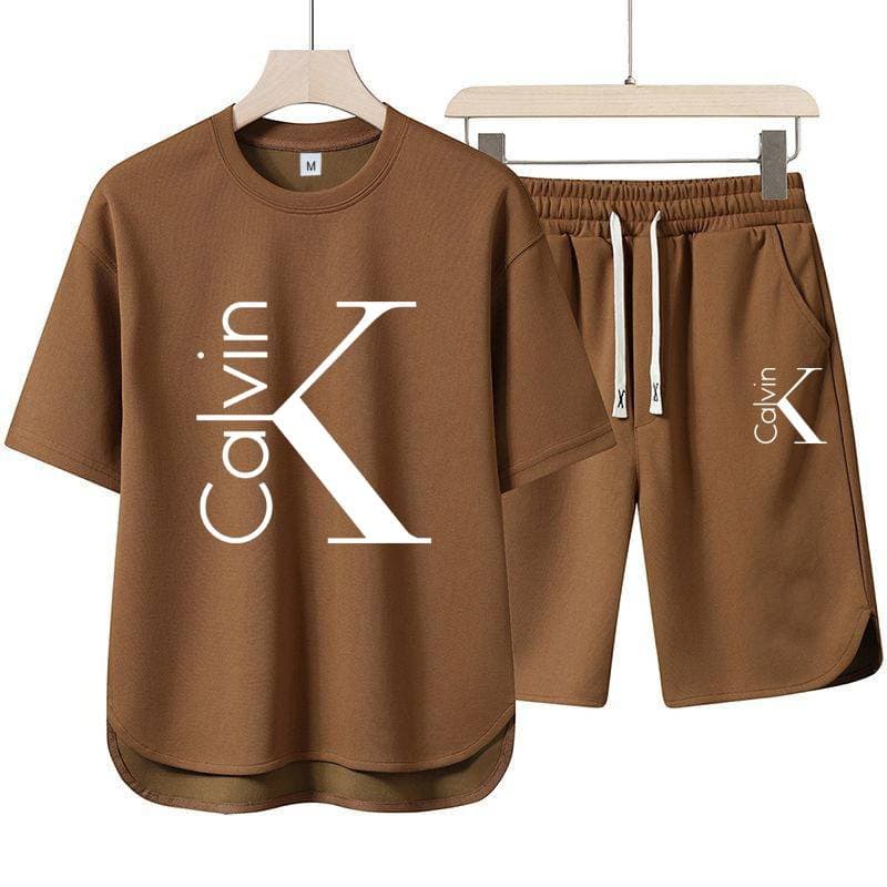 Ensemble deux pièces décontracté et sportif pour femme, composé d'un haut à manches courtes et d'un short confortable.