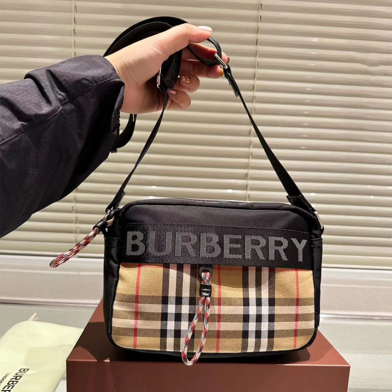 Coffret cadeau sélectionné : sac à bandoulière unisexe en nylon à rayures classiques pour appareil photo