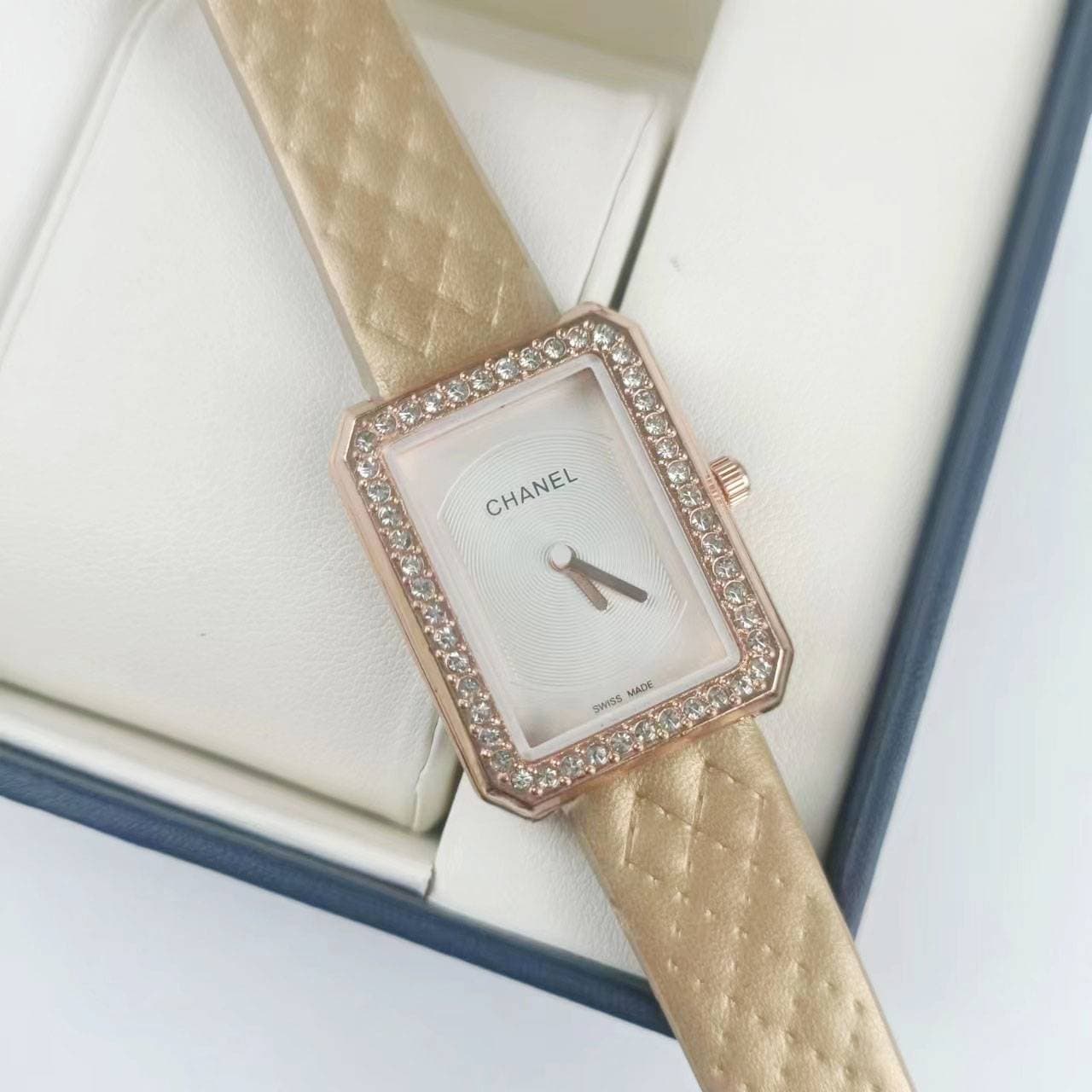 Montre exquise et minimaliste à cadran carré incrusté de diamants
