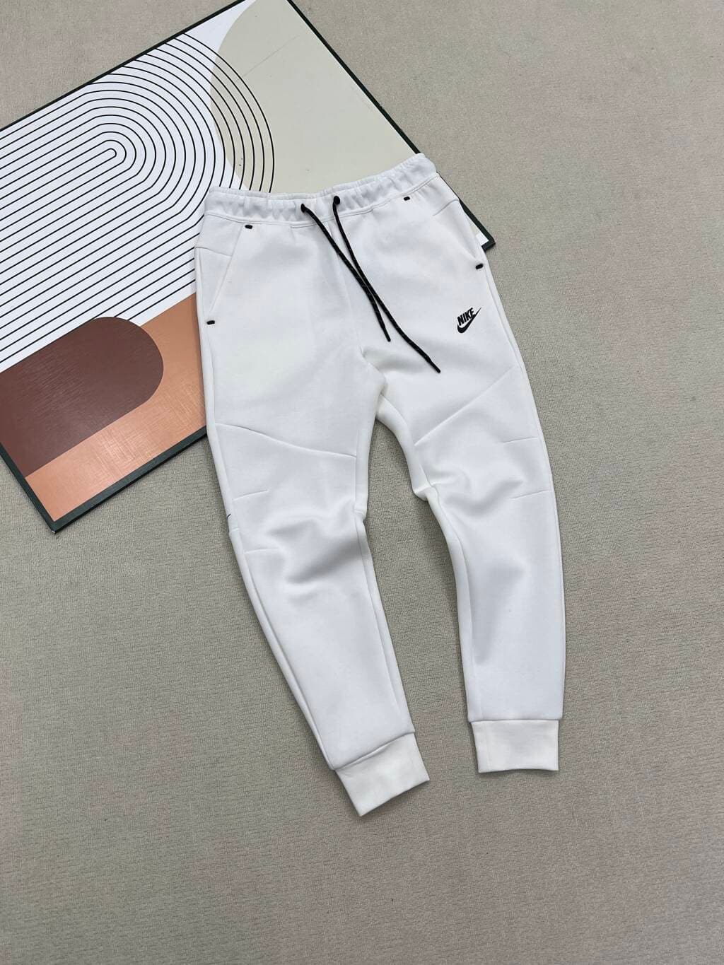 Ensemble décontracté Nike Tech Windrunner pour homme : sweat à capuche et pantalon fuselé en maille.