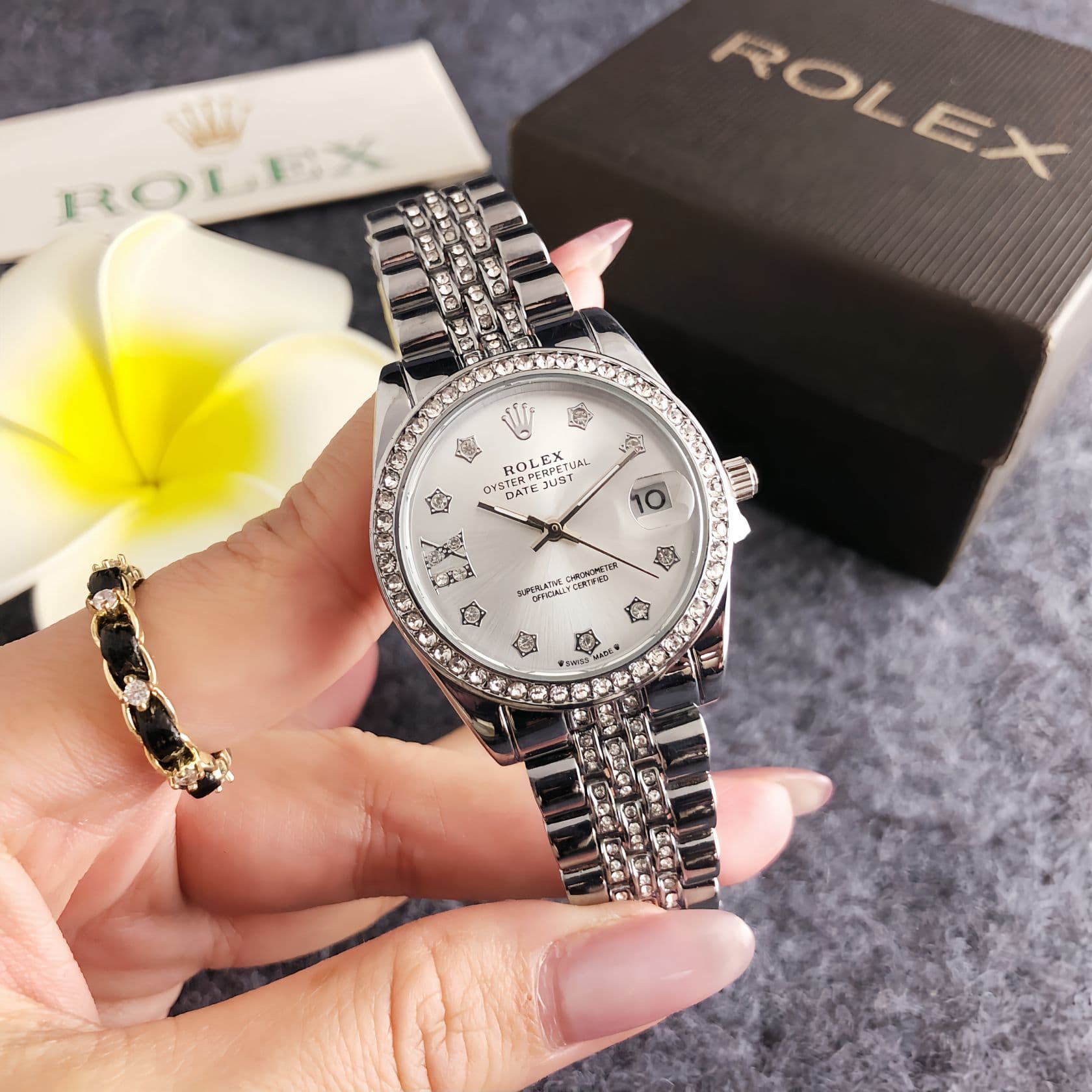 Mode féminine élégante : Montres serties de diamants de créateurs raffinés – à la fois tendance et compactes
