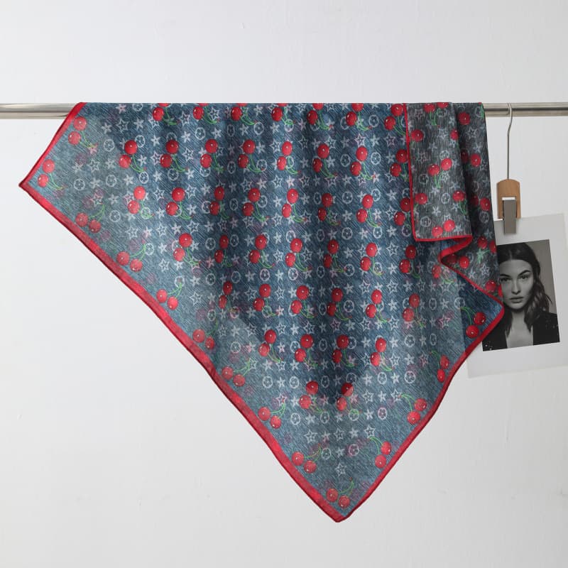 Foulard carré en soie double face à imprimé cerises rétro français, élégant et polyvalent, haut de gamme, pour femme.