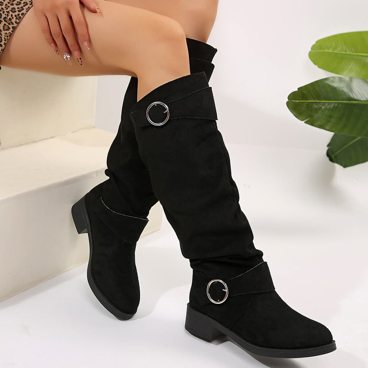 The new fall and winter plus-size women's boots have a low heel with a metal buckle on the side
