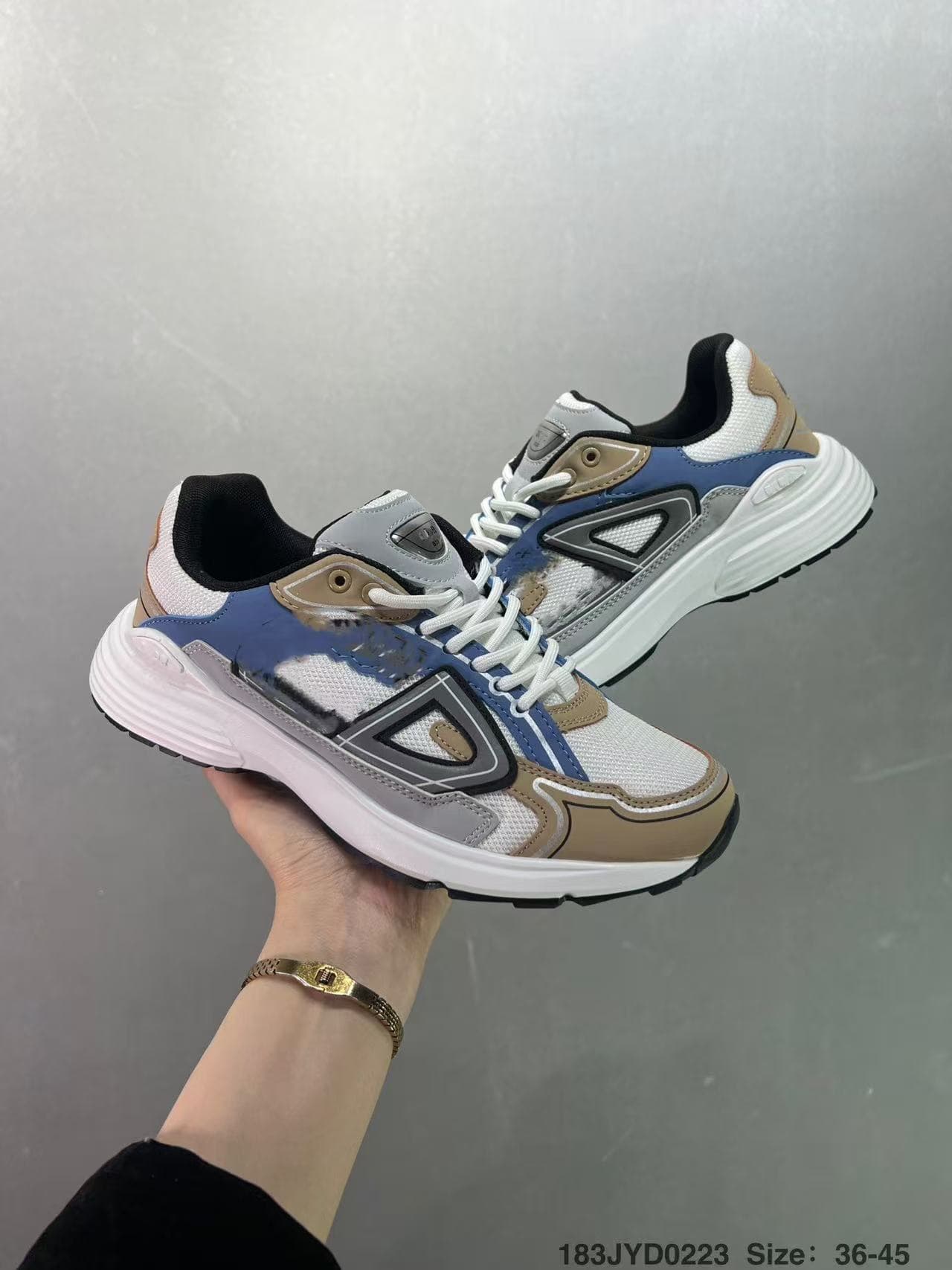 Chaussures de sport basses décontractées à lacets, semelle épaisse et tissu mesh B30, pour hommes et femmes, style « dad shoes ».