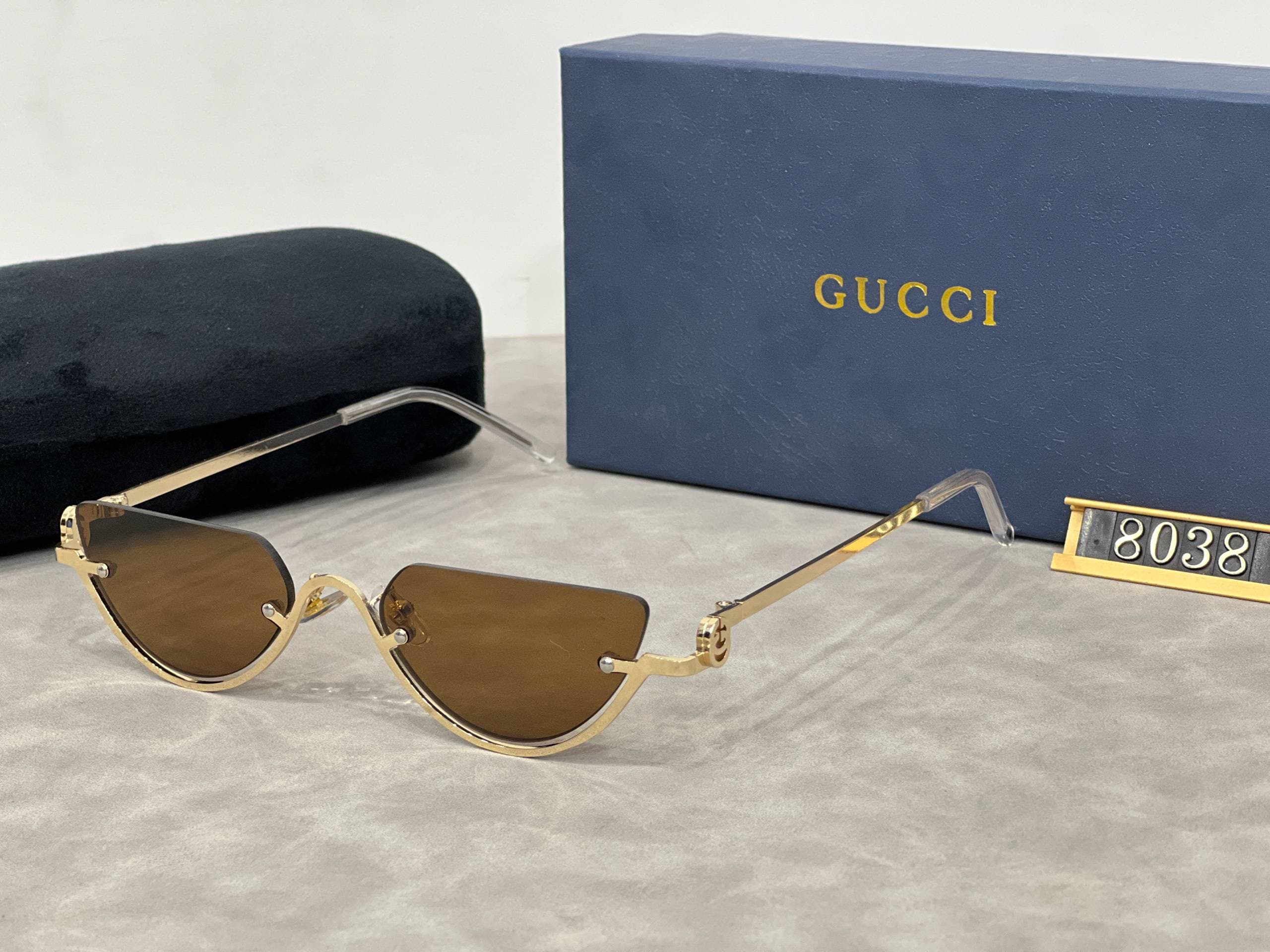 Lunettes de soleil œil de chat à monture basse, style rétro métallisé tendance 2026, pour une touche d'élégance.
