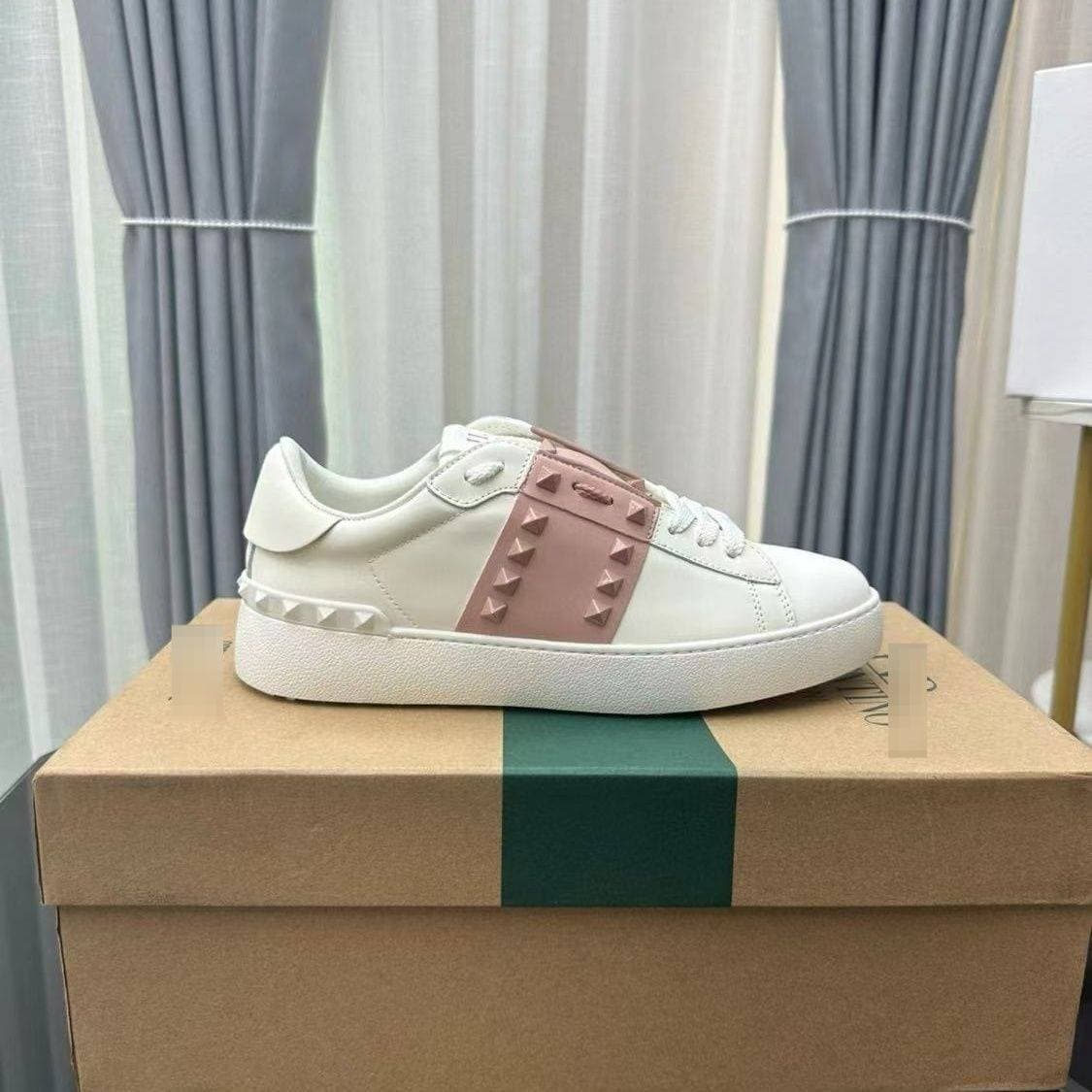 Chaussures plates blanches en cuir Warren pour couple, collection Four Seasons 2025, style planche à roulettes, rivets, style décontracté de luxe