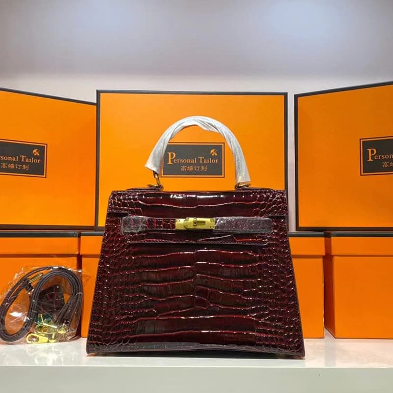 Sac à main Mini Kelly de deuxième génération en cuir véritable à motif crocodile pour femme (collection 2026), porté épaule.