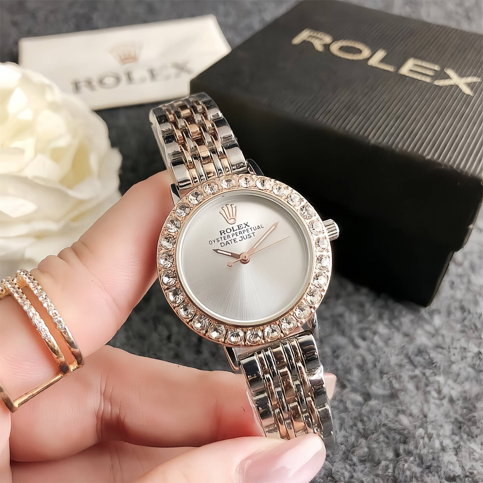 Petite montre femme délicate avec diamants cadran vert montre de marque