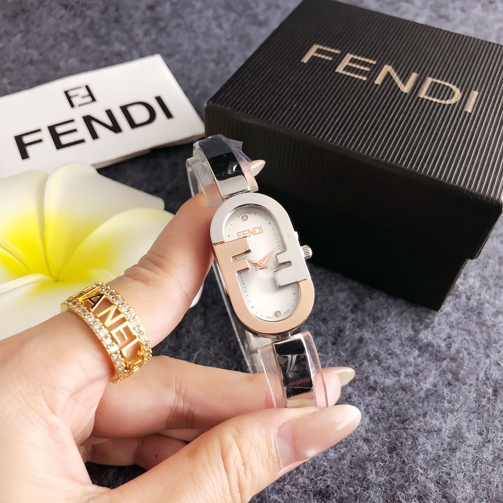 Lettre F : Montre élégante pour femme – Un garde-temps haut de gamme, compact et polyvalent