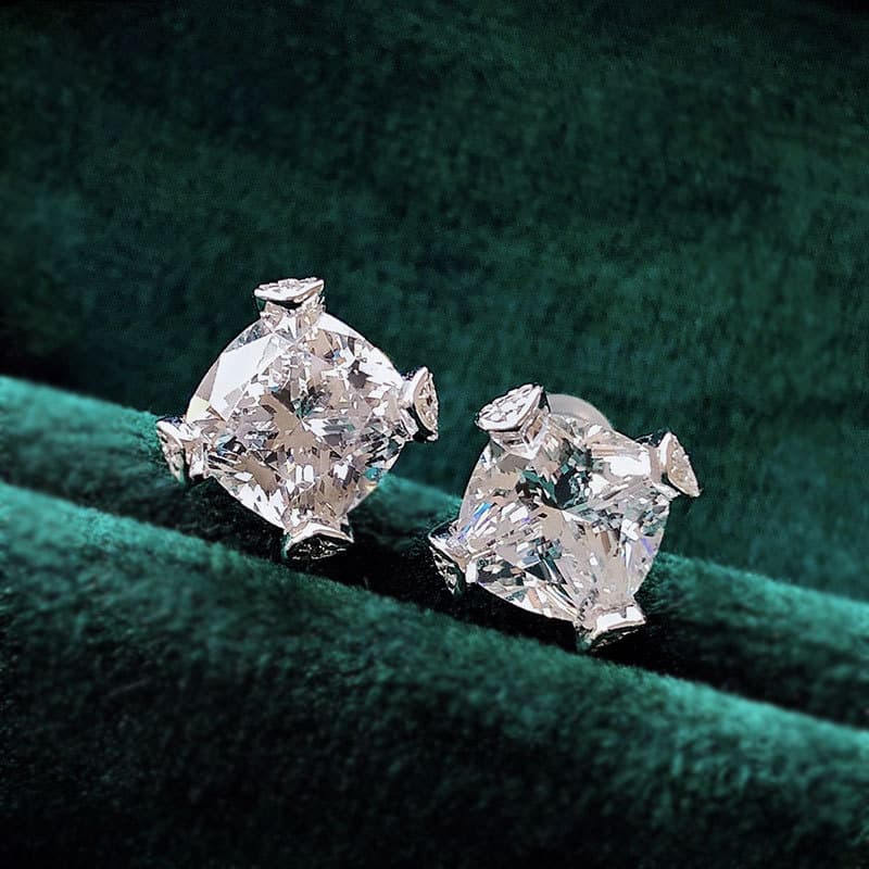 Cao Shi's New Classic Four Claw Earrings Shine Simulation Diamond Ice Flower Earrings Female Seiko 8 * 8mm Zircon Earrings