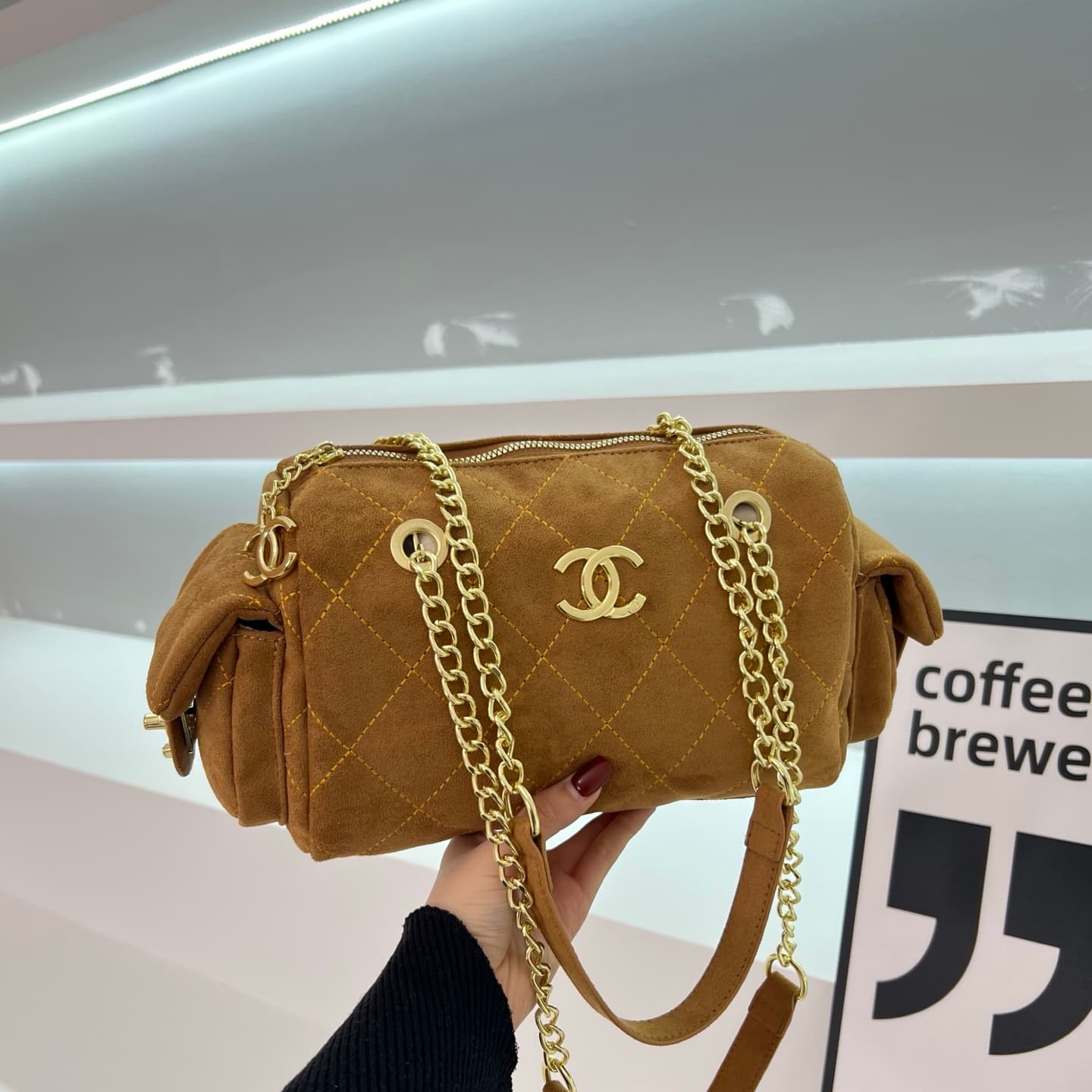 Sac bandoulière à chaîne au design moderne et élégant pour femme, idéal pour les voyages et le shopping.