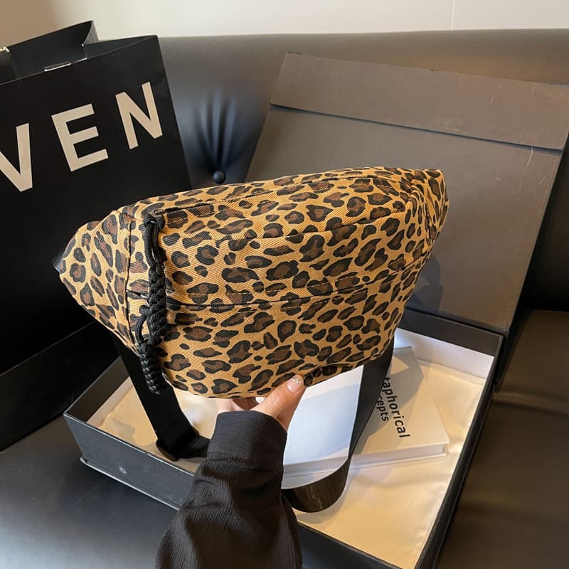 Korean Style Versatile Large Capacity Shoulder For Women 2025 New Trendy Fashion Leopard Print Crossbody Chest Dumpling
