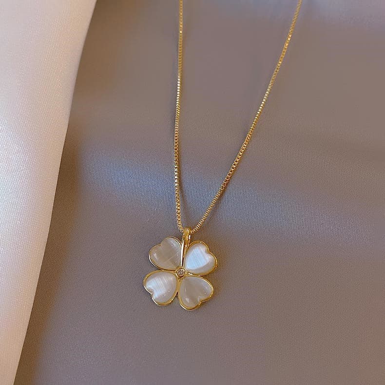 Lucky Four-Leaf Clover Necklace For Women Gold-Plated Cat's Eye Delicate Petal Collarbone Chain Simple Elegant New Style