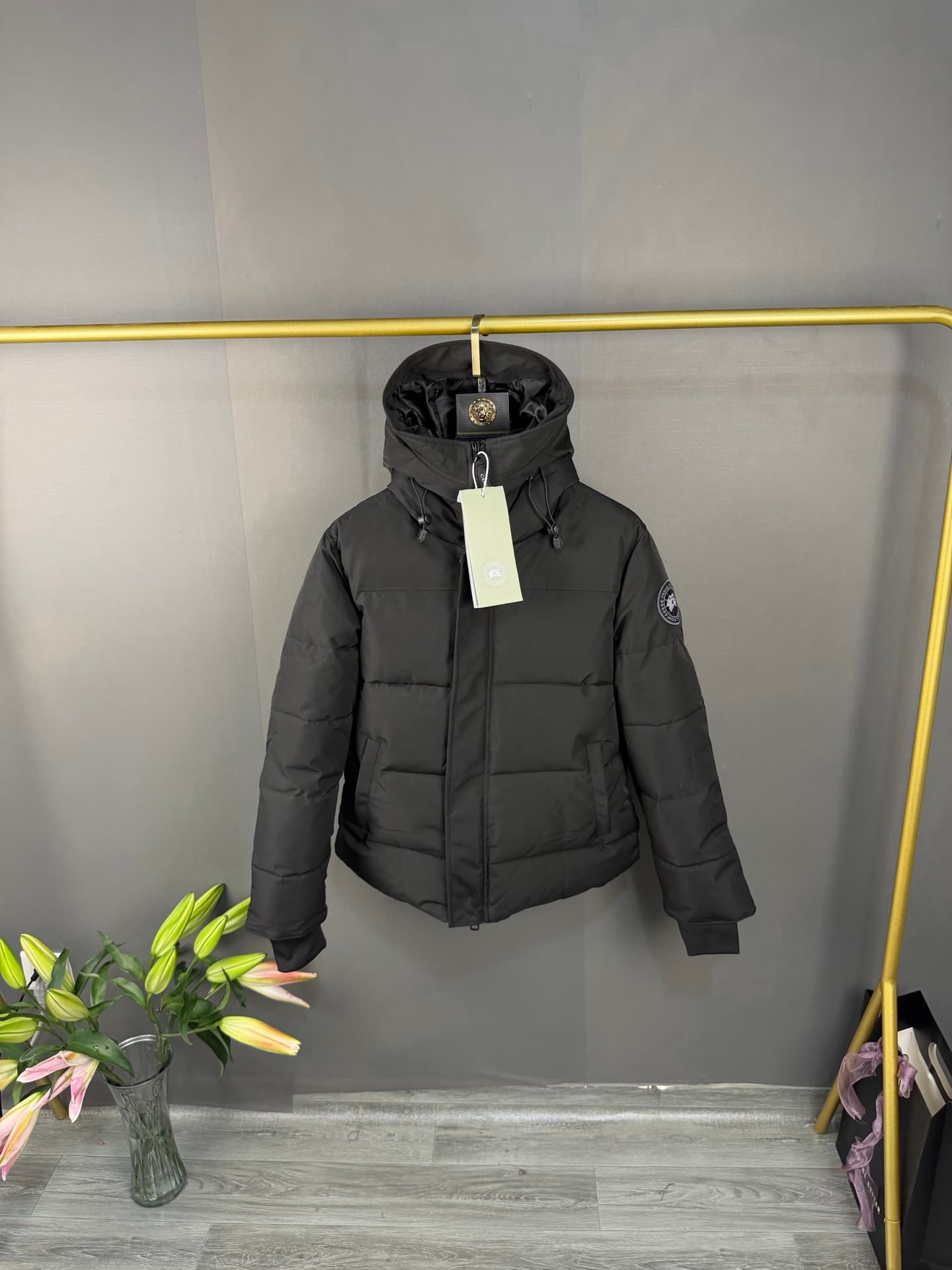 Doudoune courte Canada Goose Black Label pour homme Macmillan, gris graphite, à capuche zippée et cordon de serrage, style décontracté.