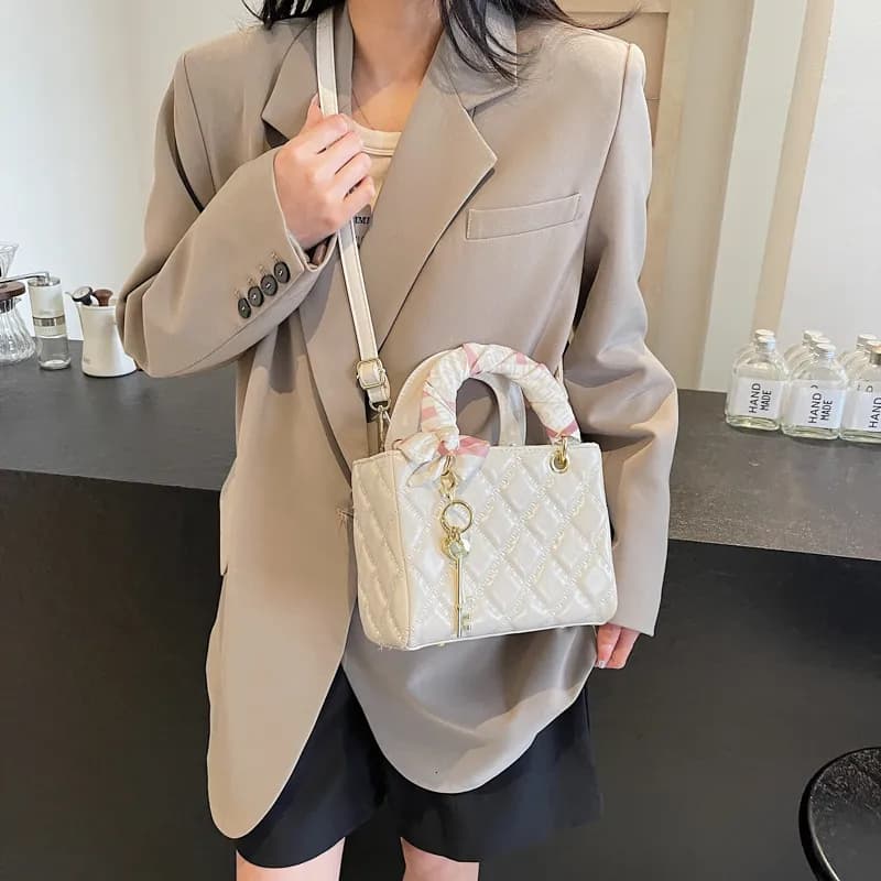 2025 New Outdoor Style Luxury Free Delivery Designer Xiaoxiangfeng Diamond Grid Embroidered Thread Crossbody Fashionable
