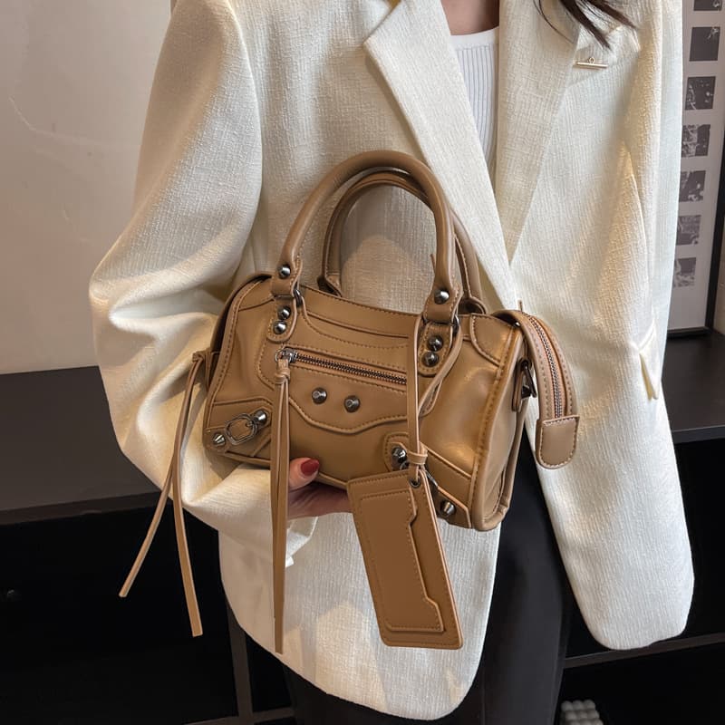 Motorcycle handbag women's 2023 new cross border foreign trade retro rivet pillow bag fashionable shoulder crossbody bag