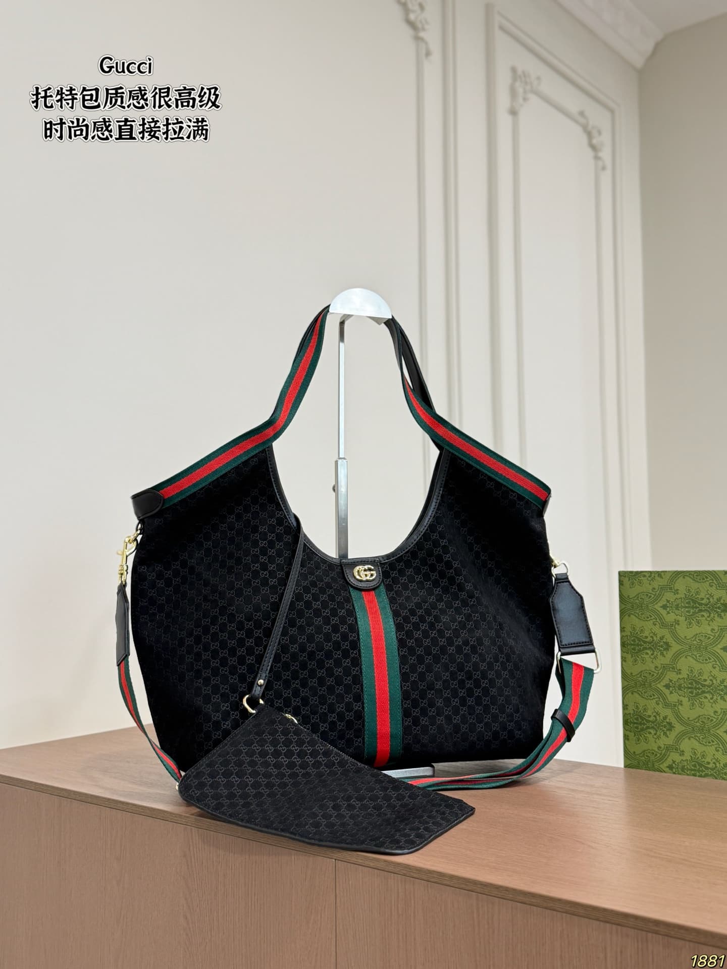 Sac bandoulière classique à la forme structurée et épurée, idéal pour un usage quotidien.