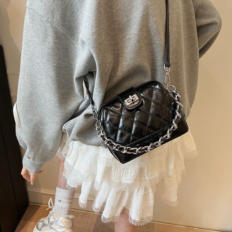 High-End Luxury Quilted Stitched Shell 2025 New Niche Versatile Shoulder Commuter Crossbody Mini Bag