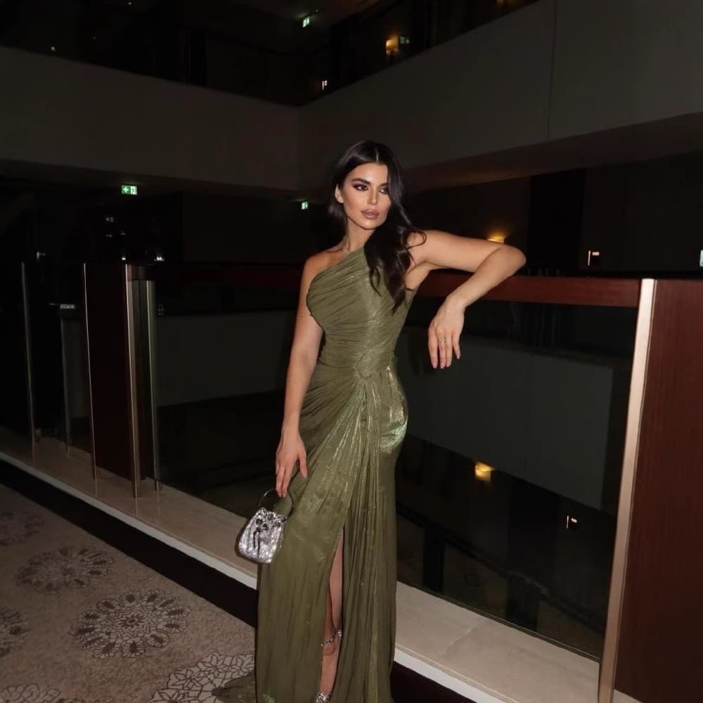 Olive Green Crystal-Embellished Evening Gown With Pleated Ribbon Detailing – Elegant Long Sleeveless Formal Dress For Weddings & Galas (S-XXL)
